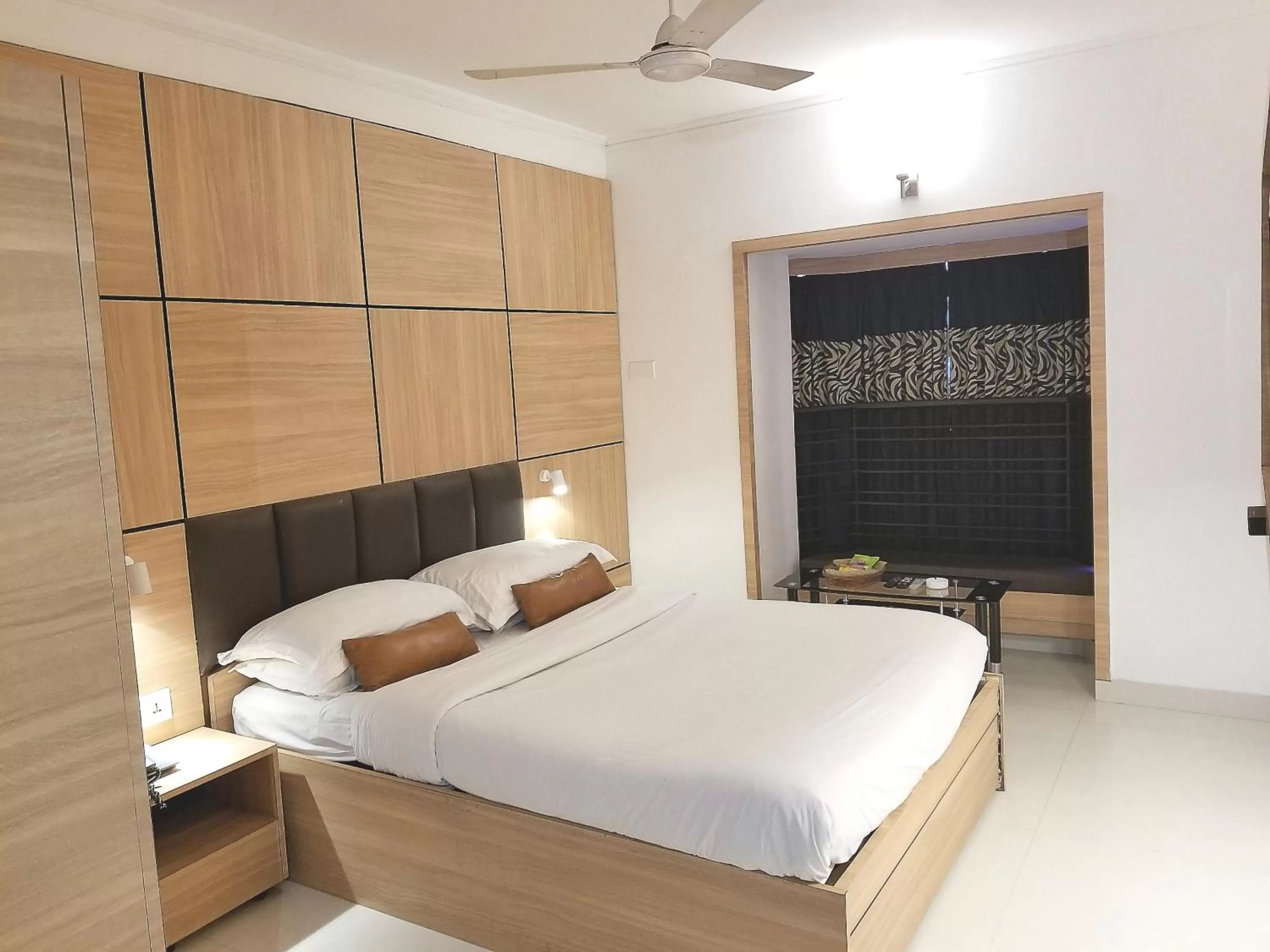 Coffee/tea facilities, Bed in Roland Hotel