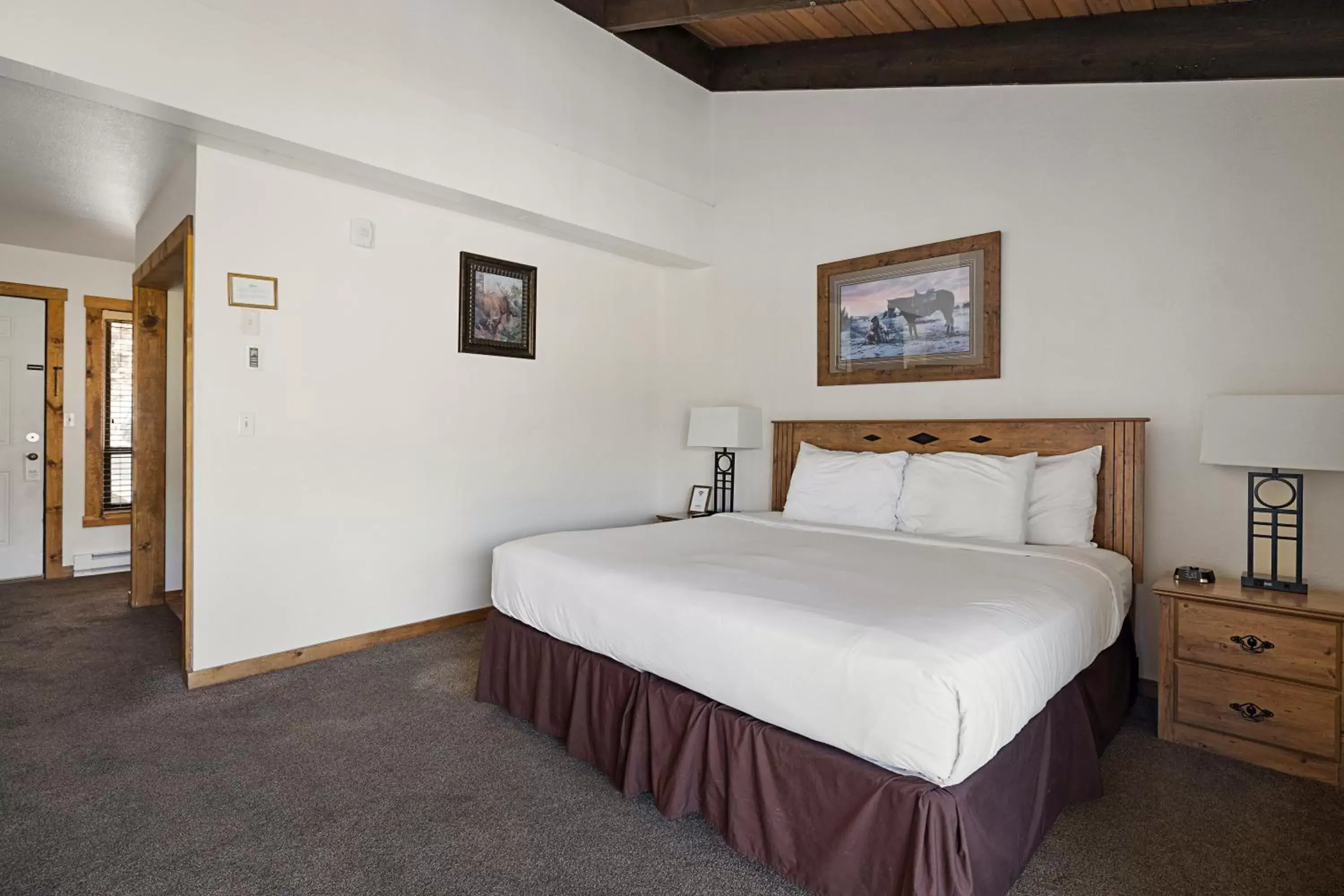 Photo of the whole room, Bed in Elk Refuge Inn