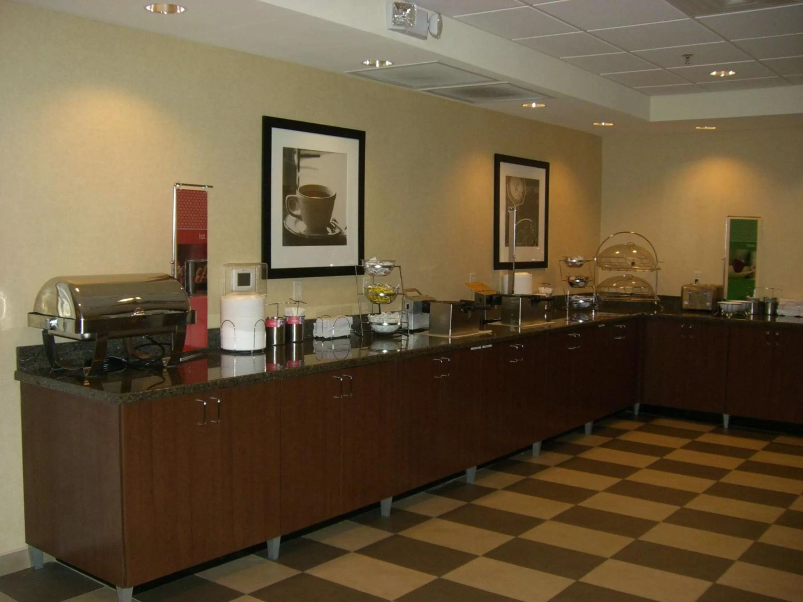 Dining area in Hampton Inn and Suites Pueblo/North