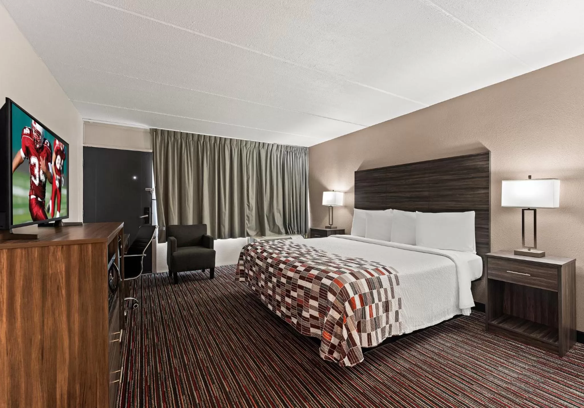 Photo of the whole room, Bed in Red Roof Inn Reading