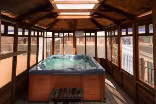 Hot Tub in Motel 6-Canon City, CO 719-458-1216