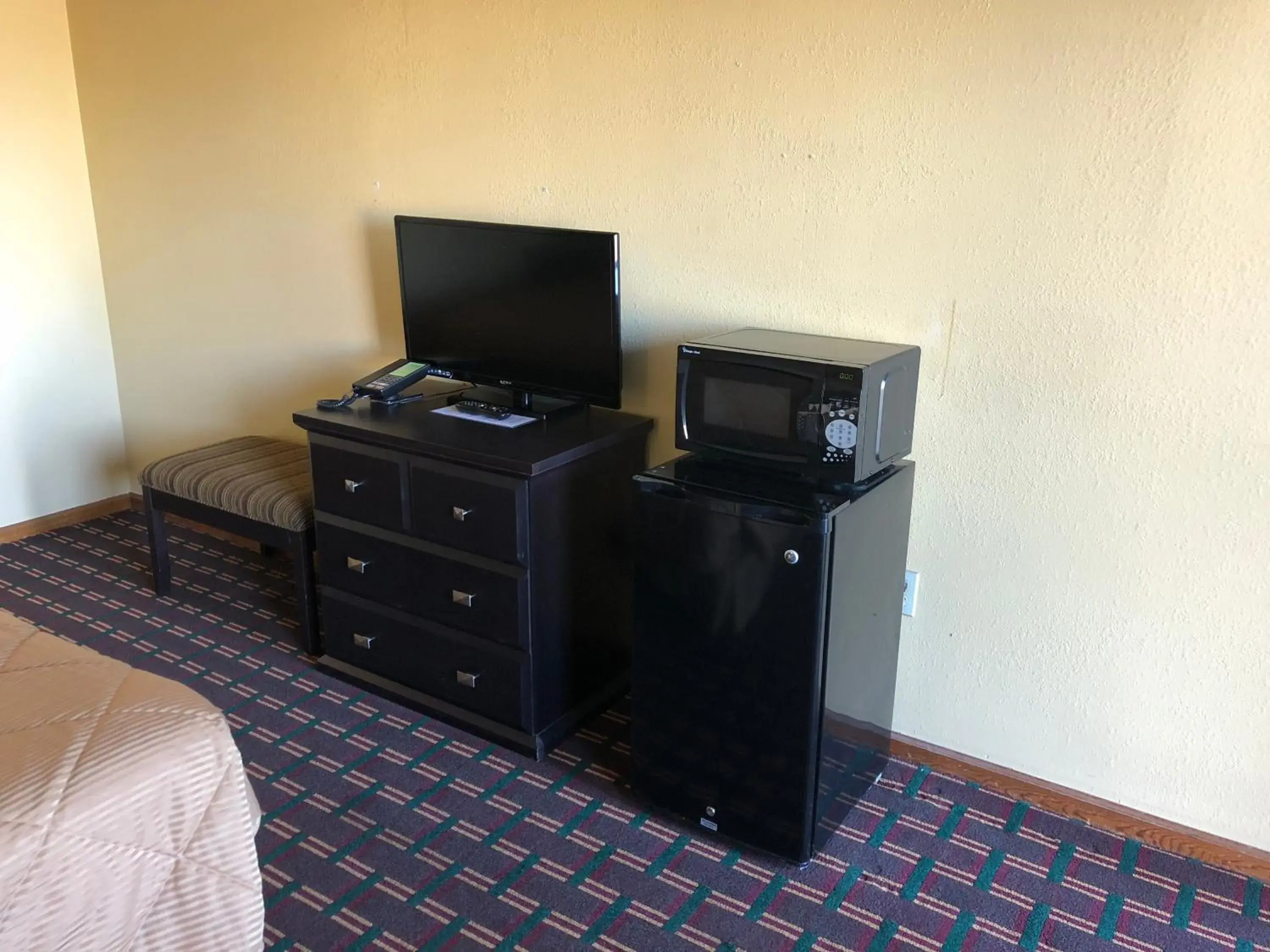 TV/Entertainment Center in Americas Best Value Inn Maumee/Toledo