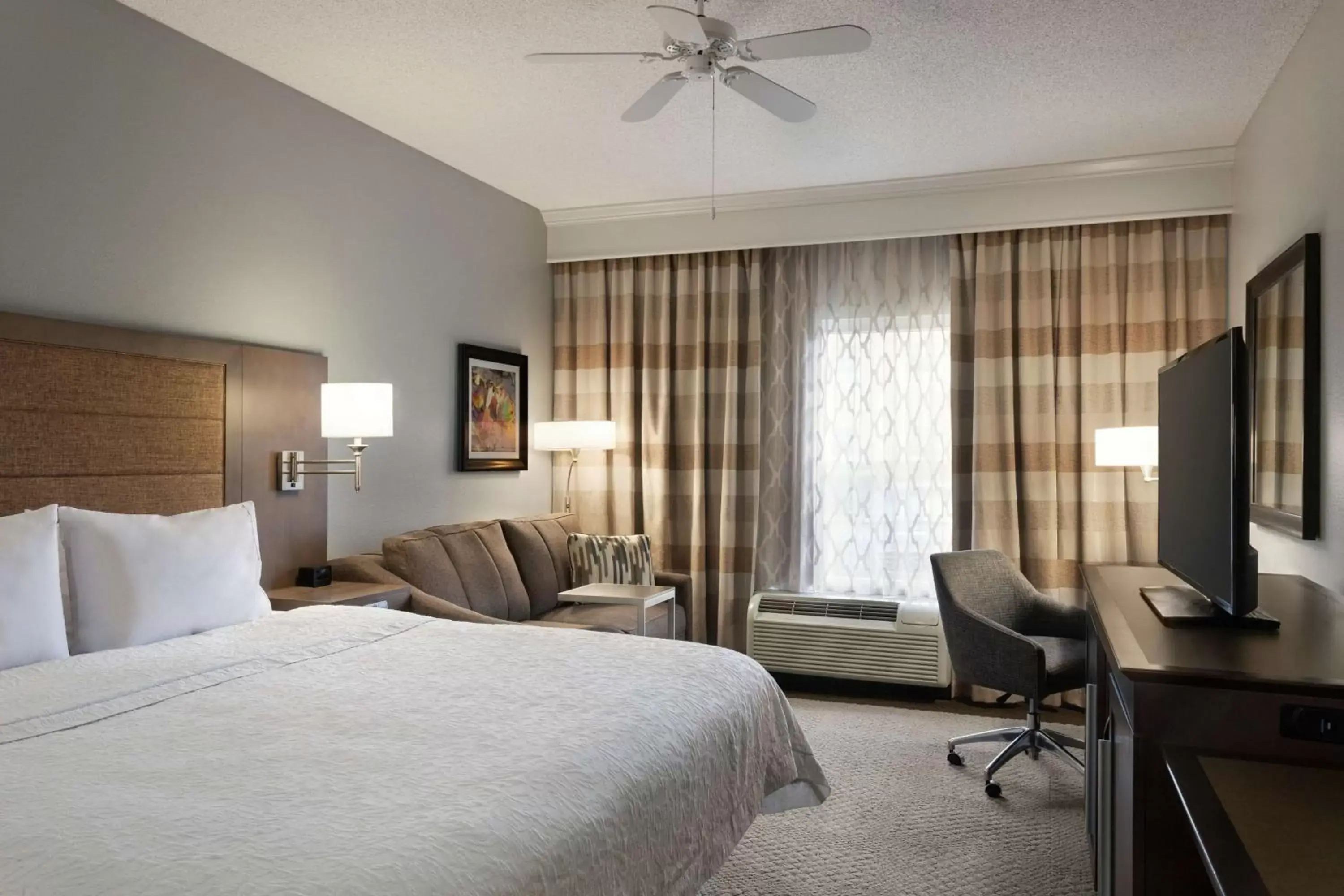 Bedroom in Hampton Inn & Suites Montgomery-EastChase