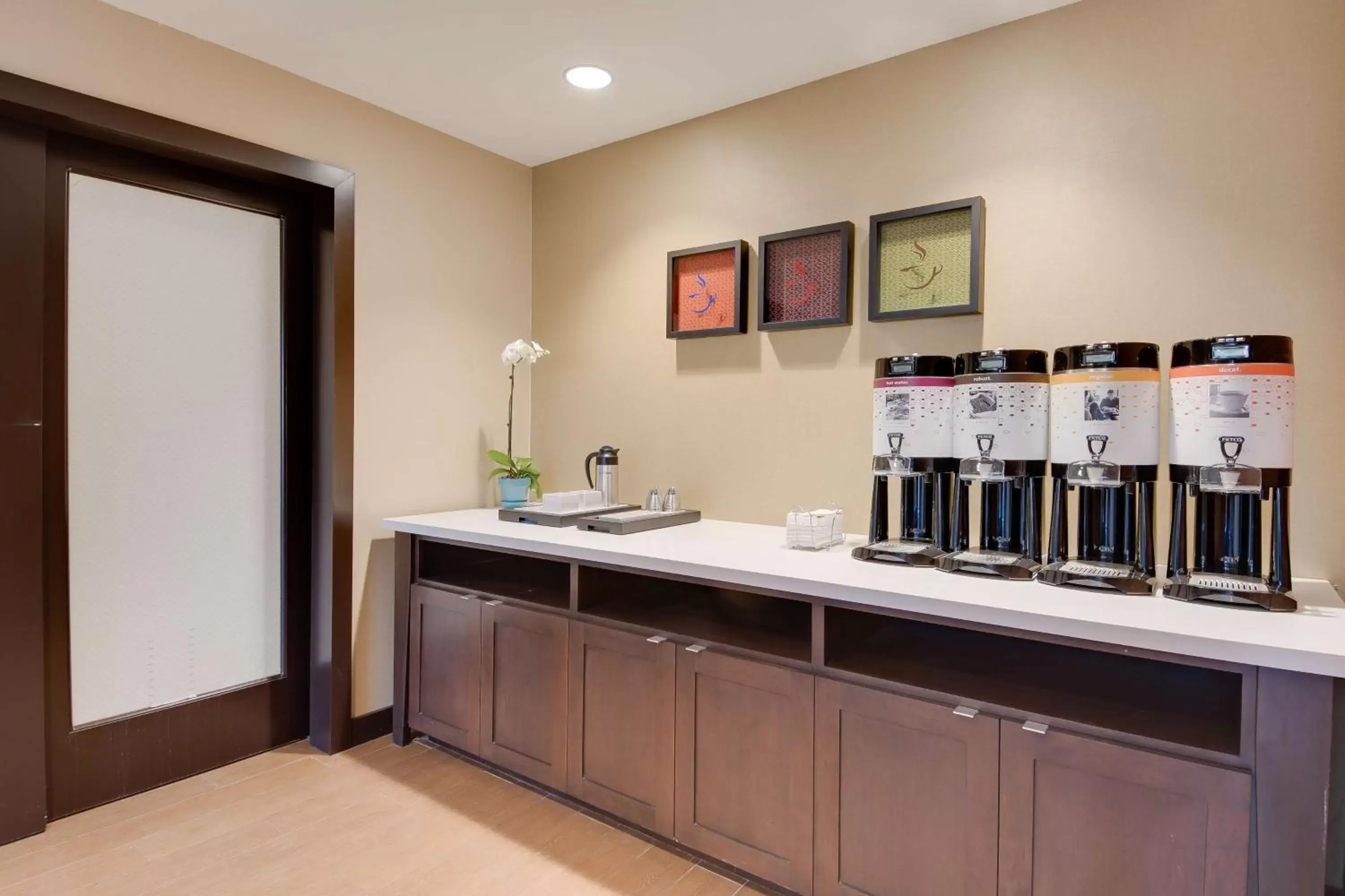 Dining area, Kitchen/Kitchenette in Hampton Inn & Suites Los Angeles - Glendale