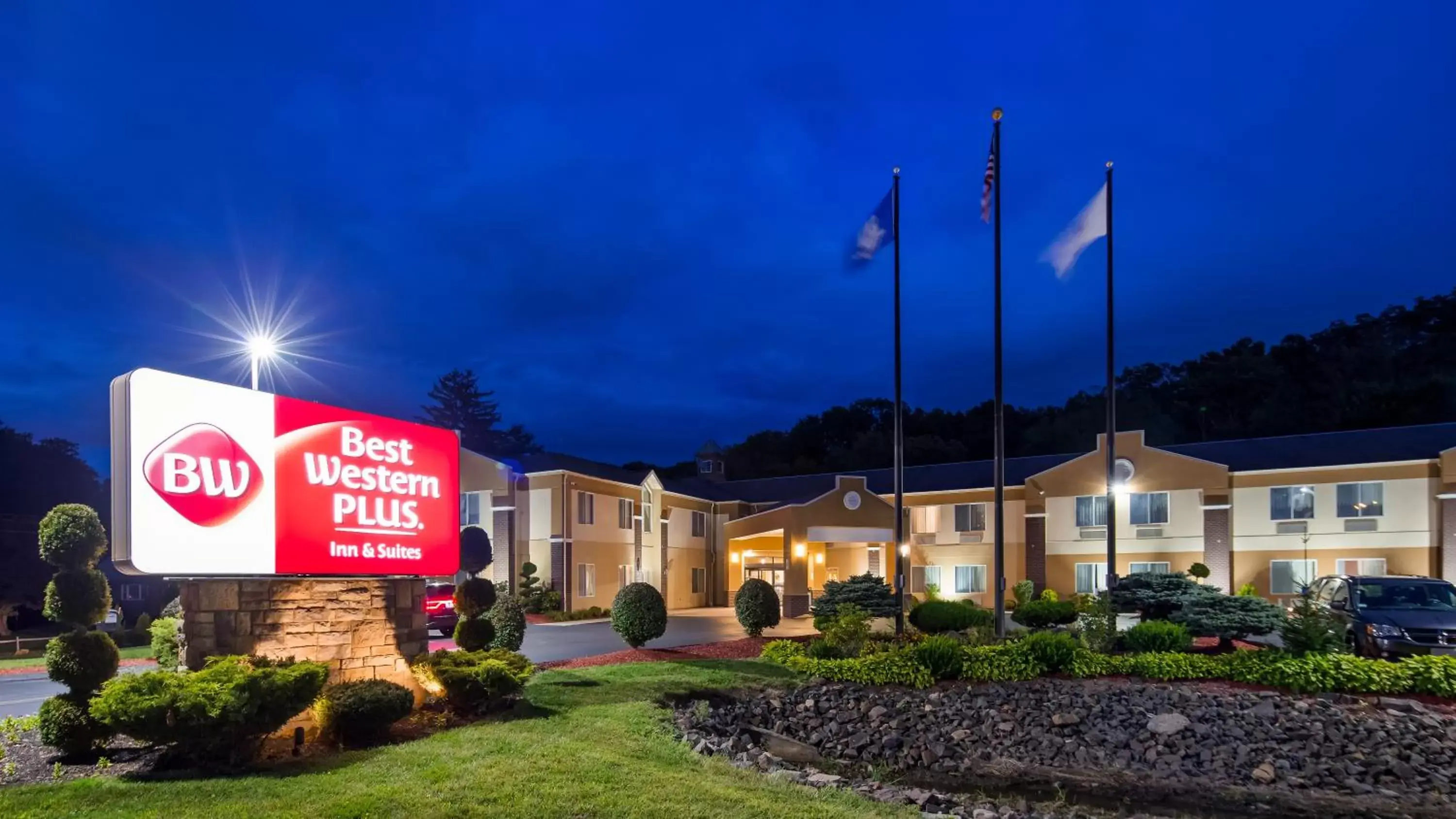 Facade/entrance, Property Building in Best Western Plus New England Inn & Suites