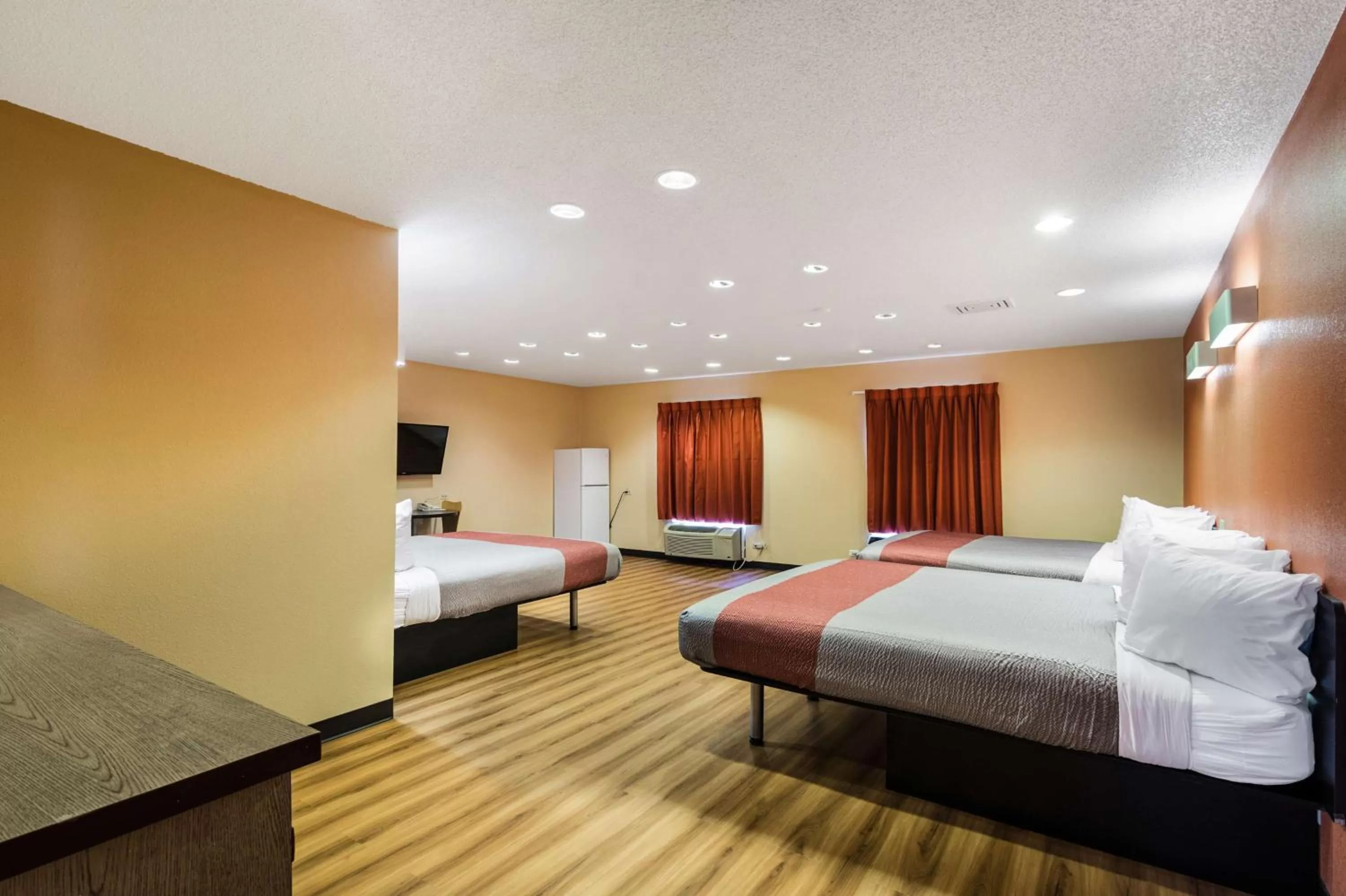 TV and multimedia, Bed in Motel 6-Libertyville, IL