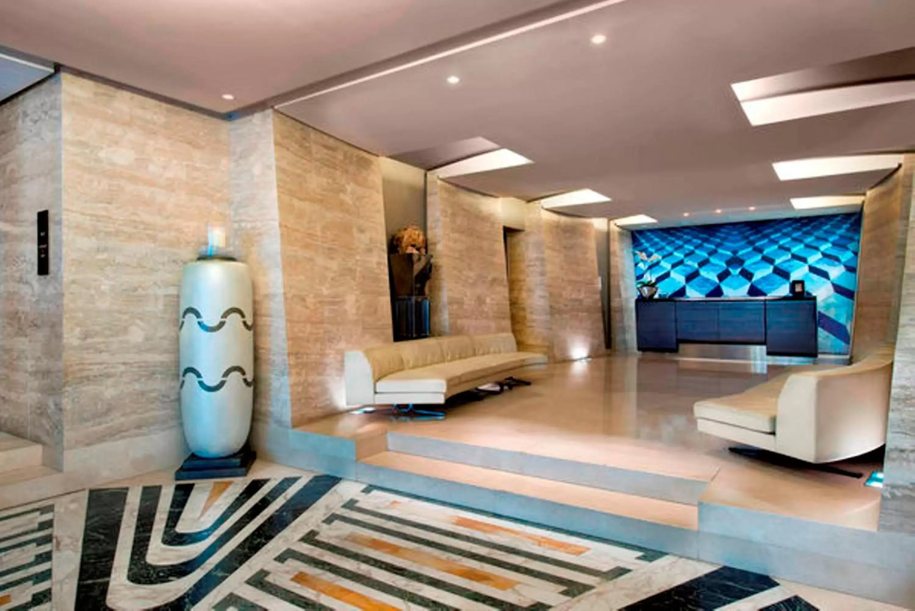 Lobby or reception in Meliá Genova