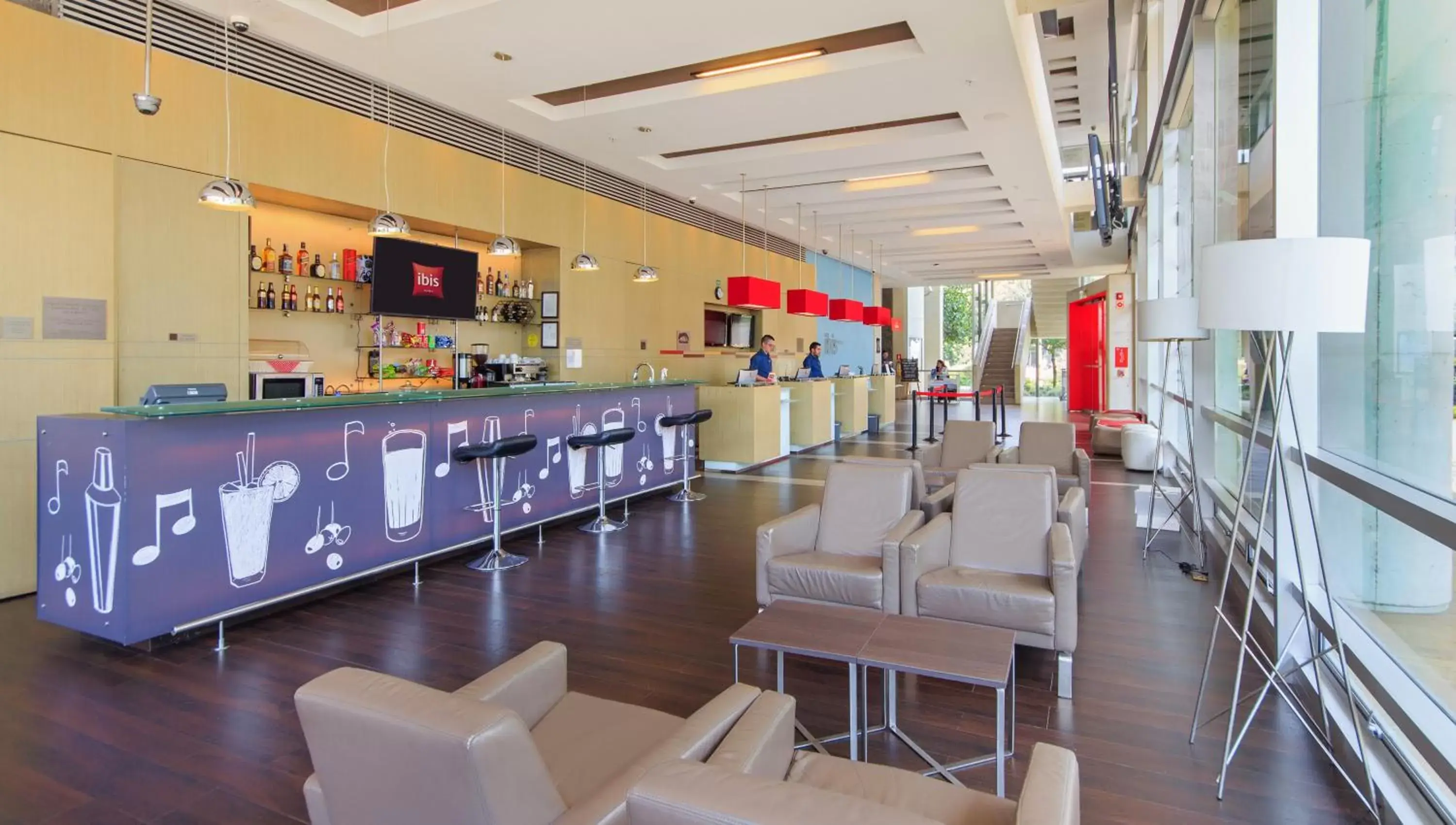 Lounge or bar in ibis Medellin