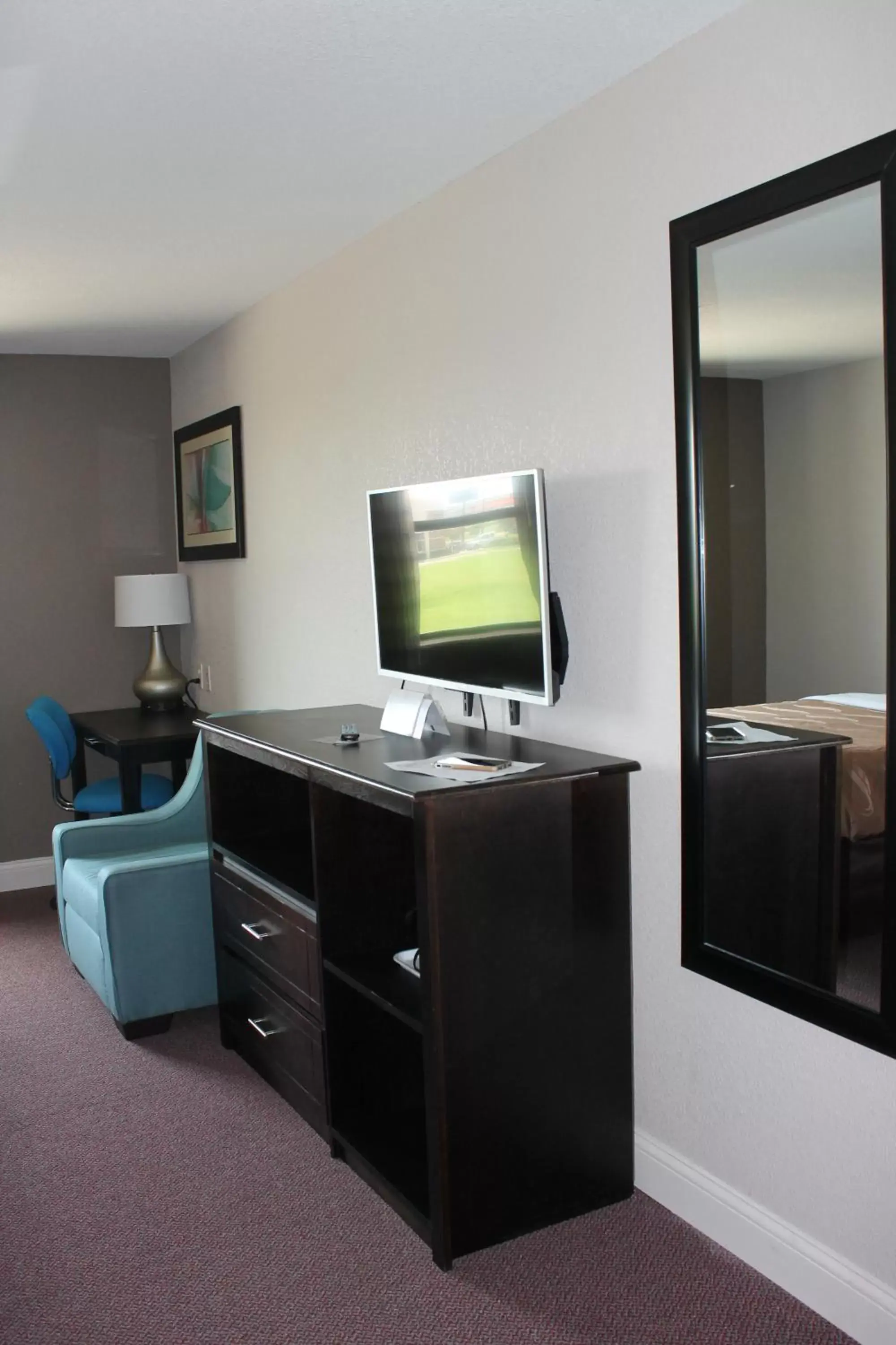 Bed, TV/Entertainment Center in Quality Inn & Suites Port Arthur - Nederland