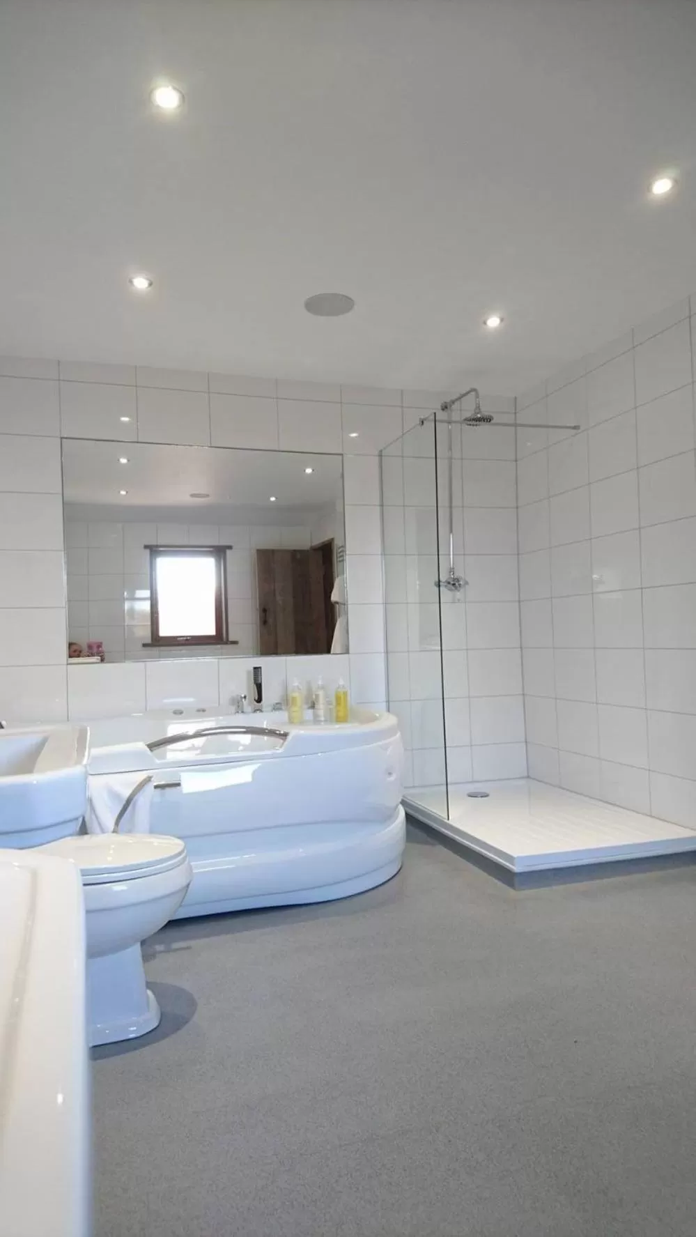 Toilet, Bathroom in South Causey Inn