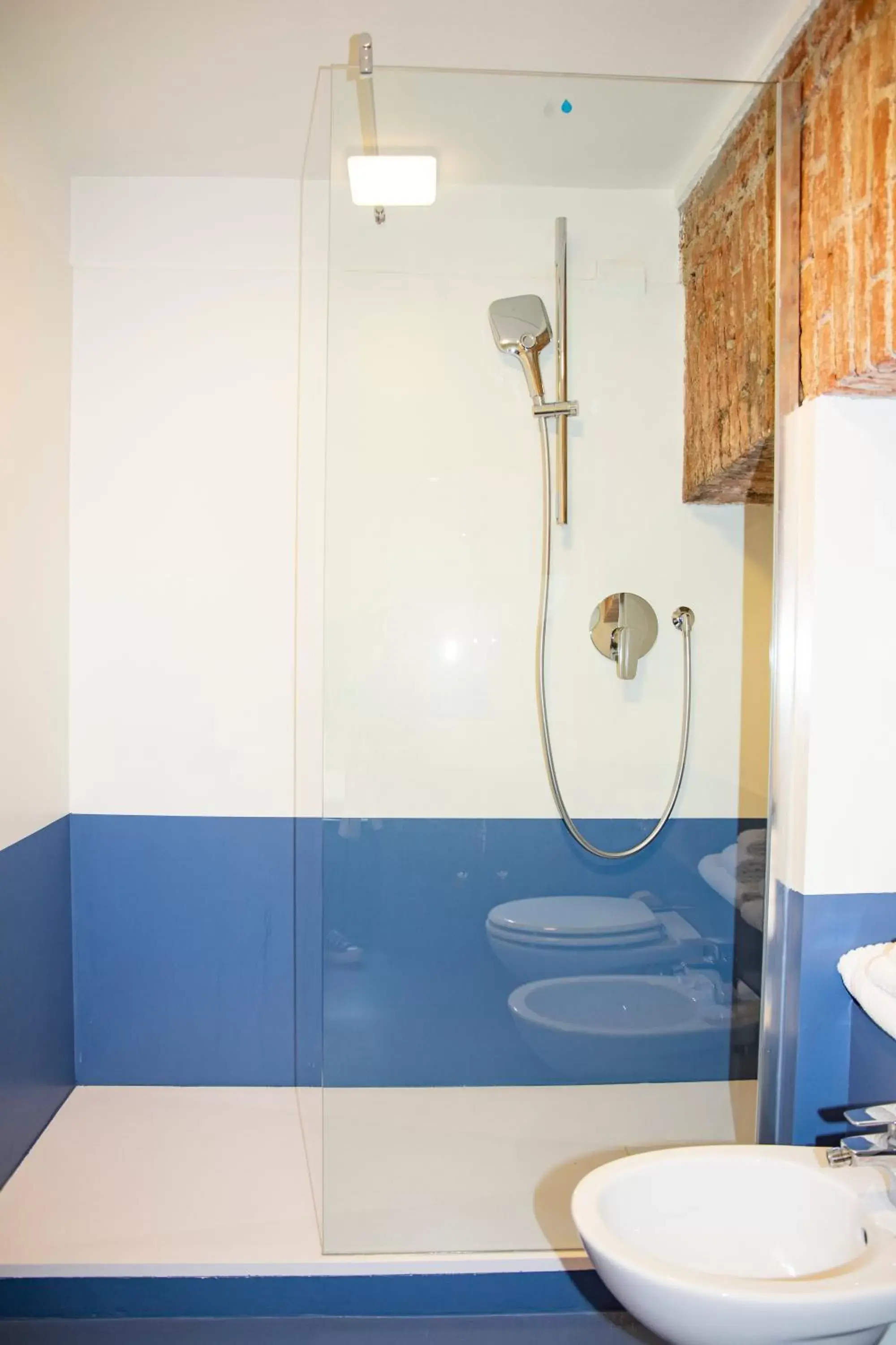 Shower, Bathroom in Easy Milano - Rooms and Apartments Navigli