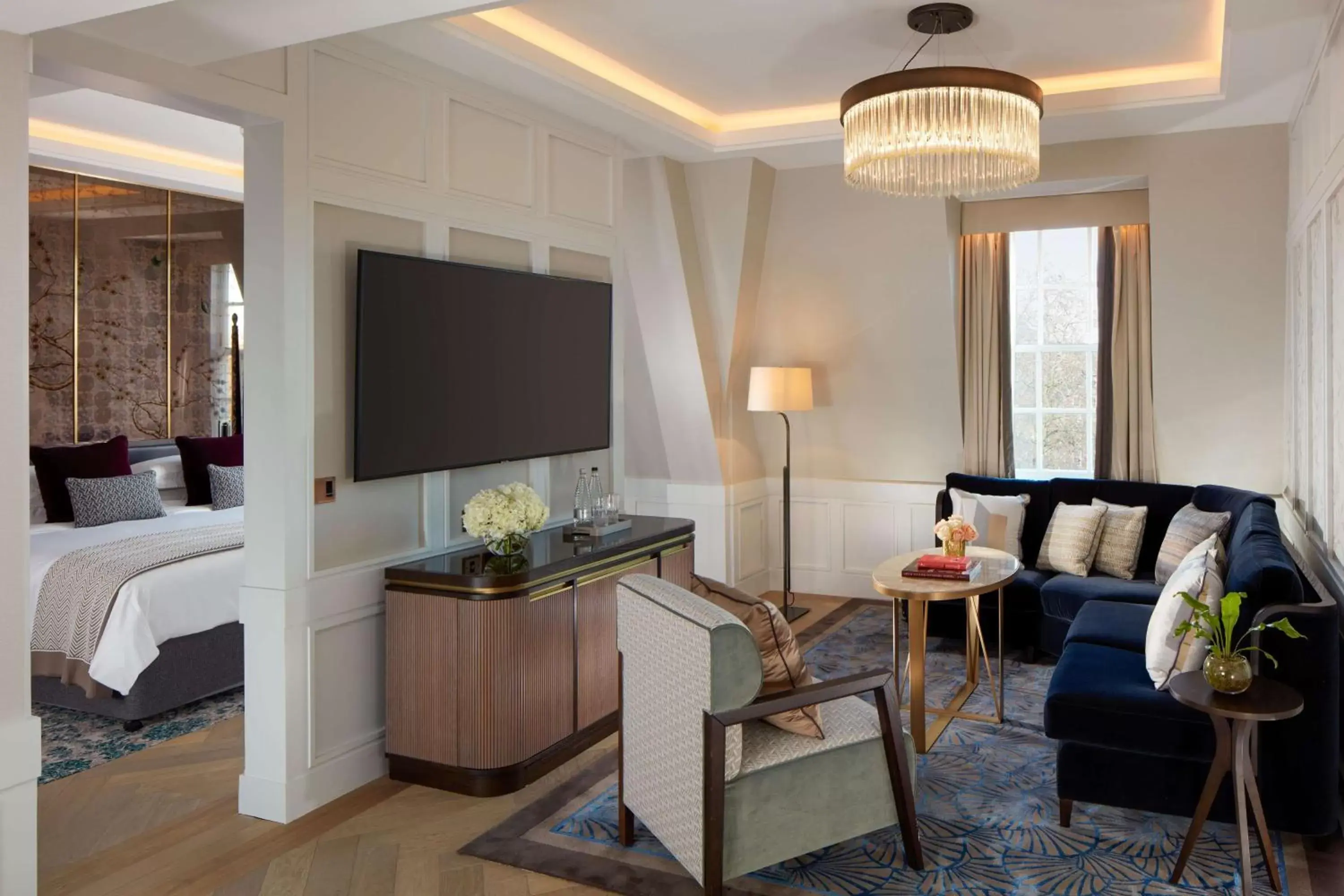 Bedroom, TV/Entertainment Center in The Biltmore Mayfair, LXR Hotels & Resorts