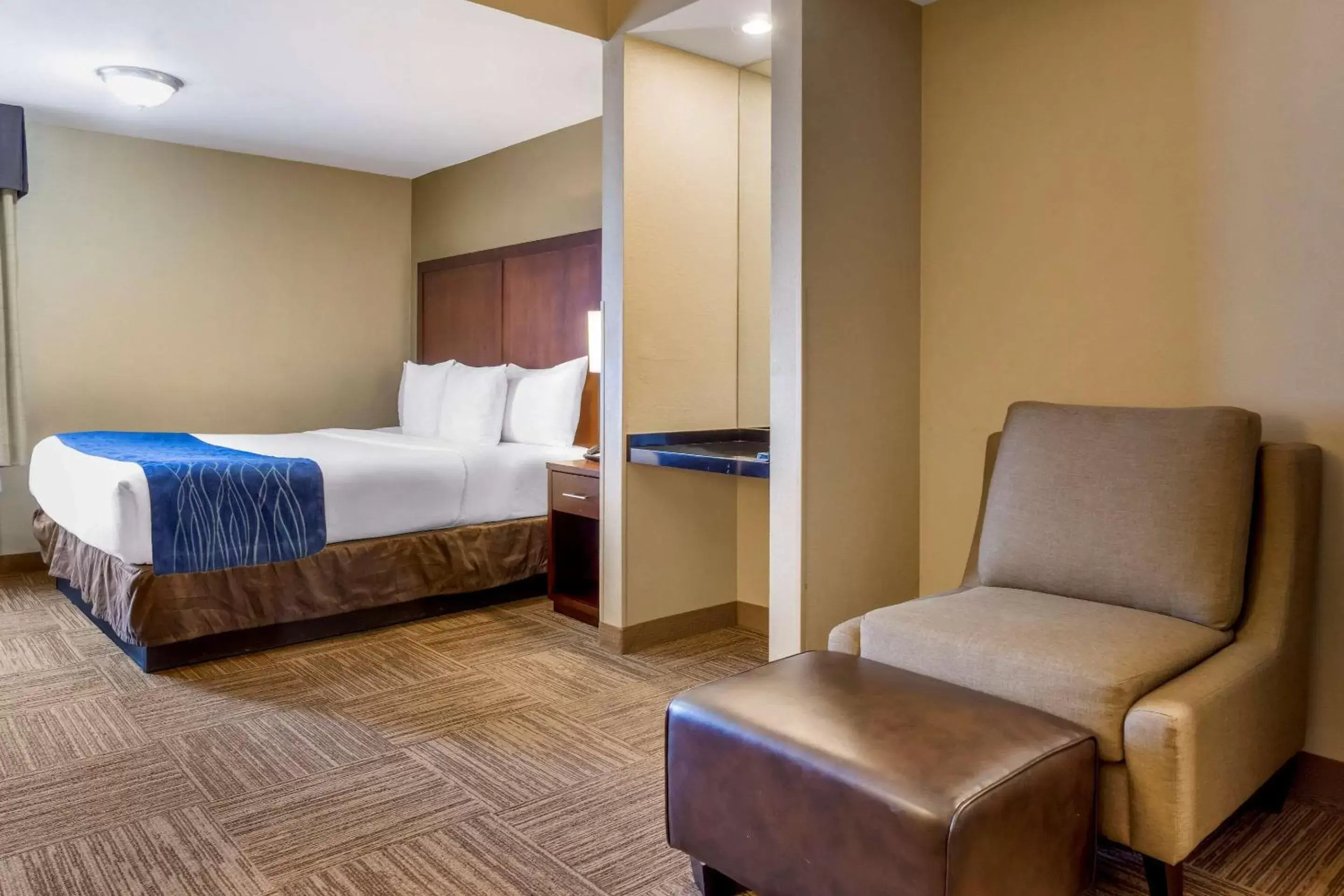 Photo of the whole room, Bed in Comfort Inn & Suites SeaTac