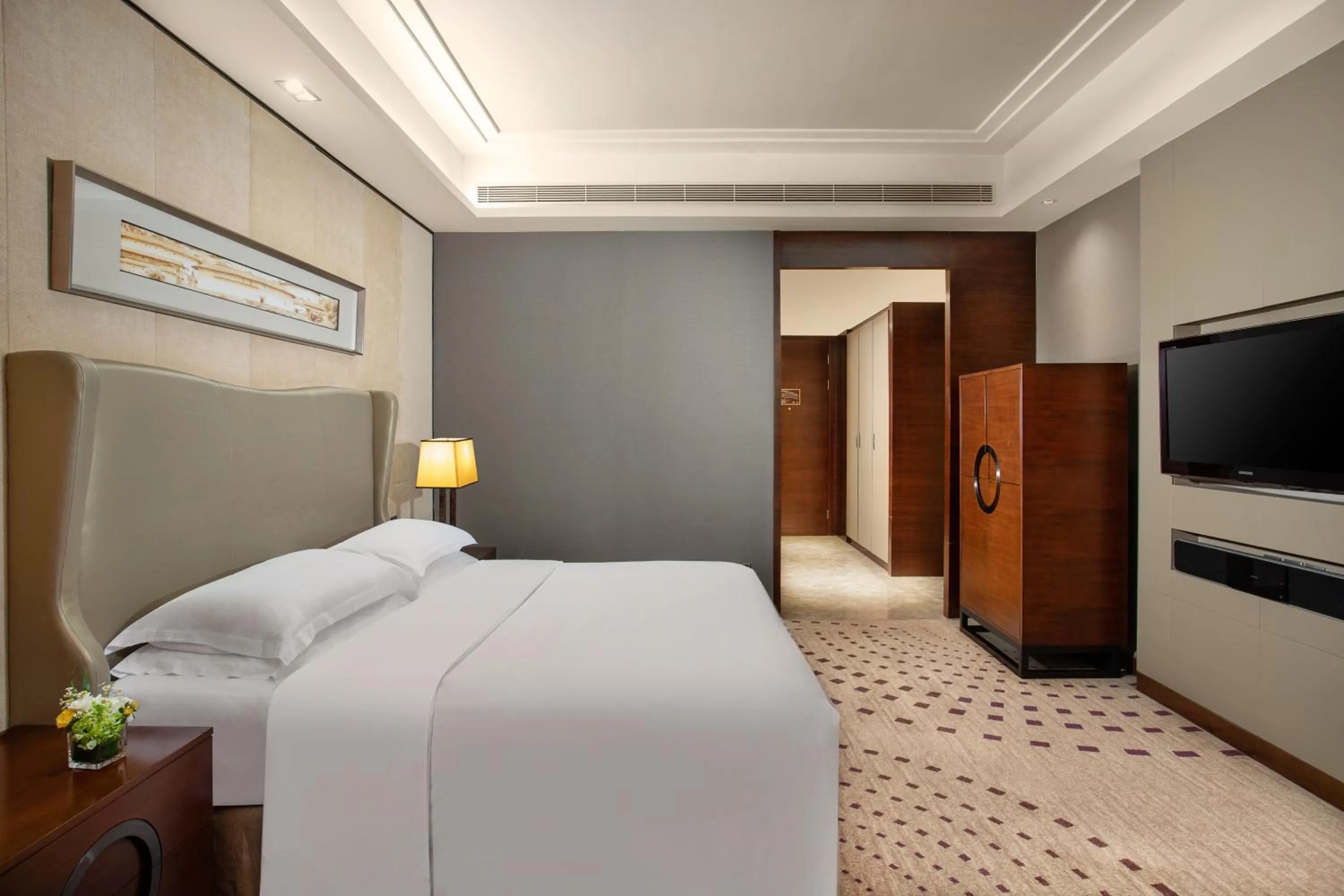 Bed in Crowne Plaza Huizhou by IHG