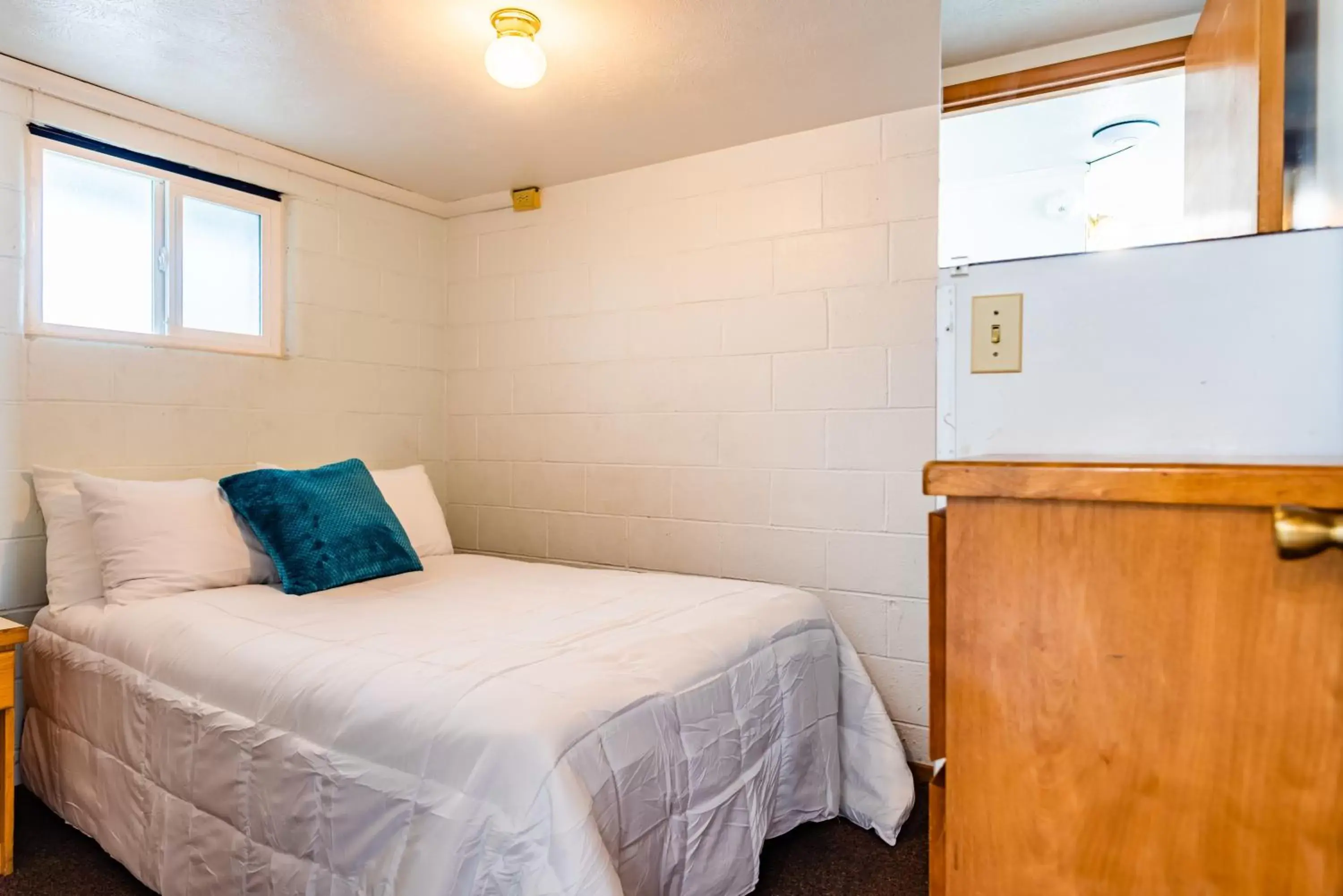 Bedroom, Bed in Seagull Beachfront Inn