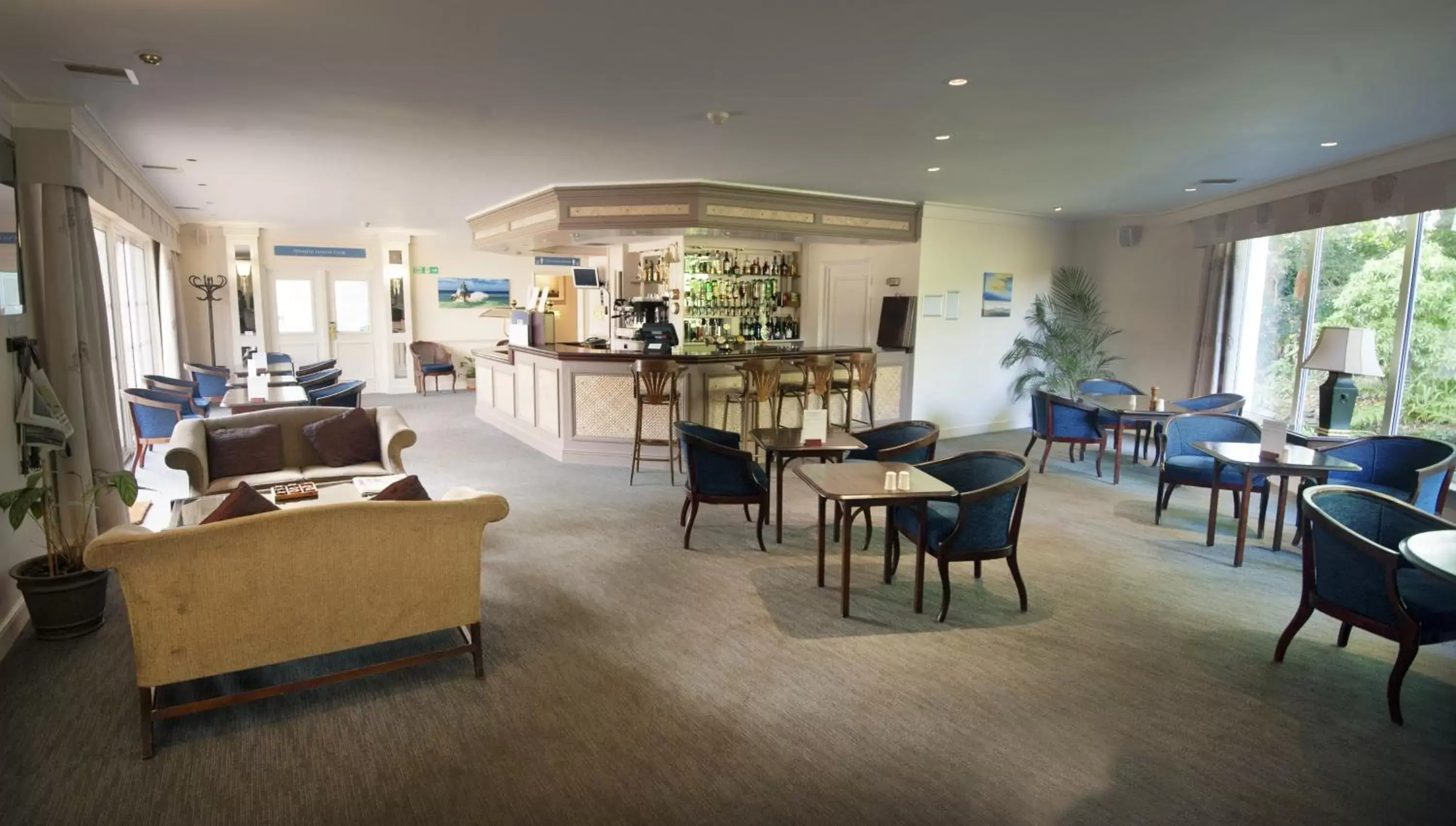 Lounge or bar, Restaurant/Places to Eat in Penmere Manor Hotel