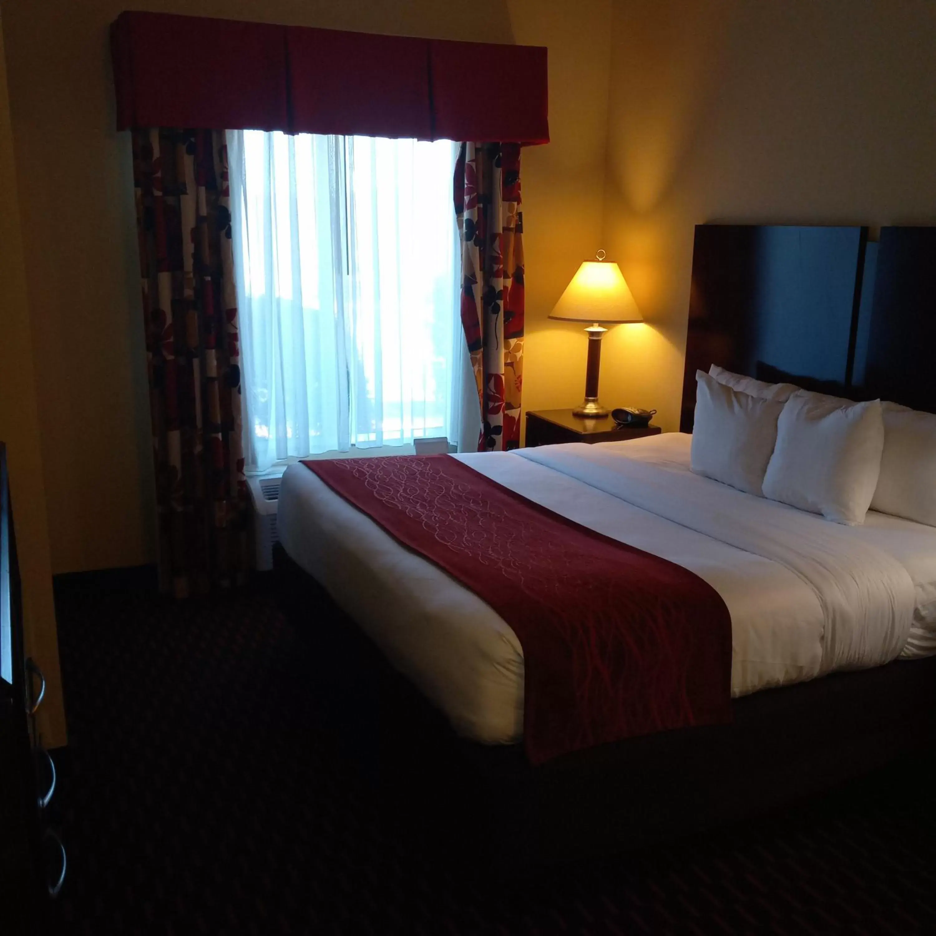 Bed in Comfort Inn & Suites Tunkhannock