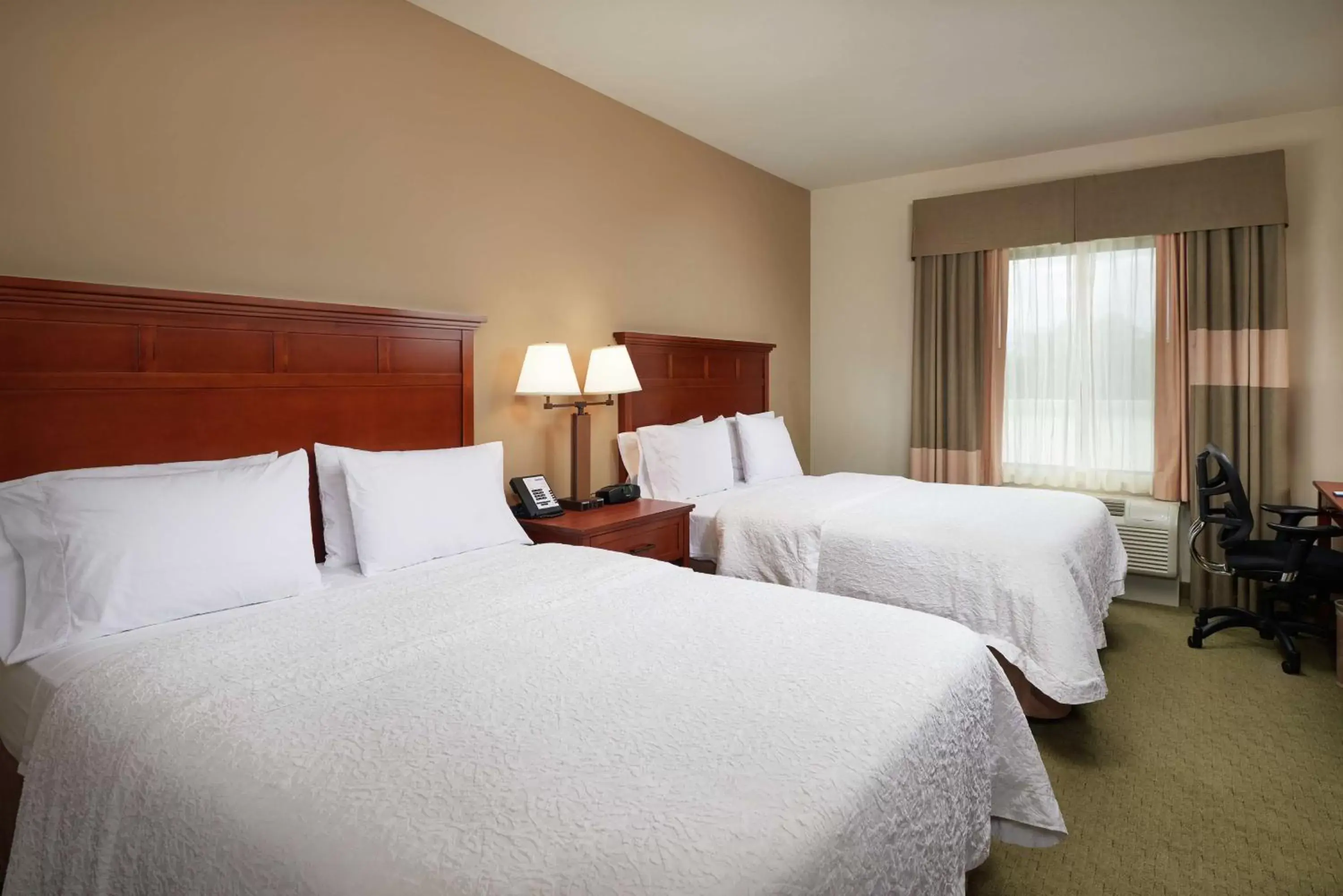 Bedroom, Bed in Hampton Inn and Suites Salem