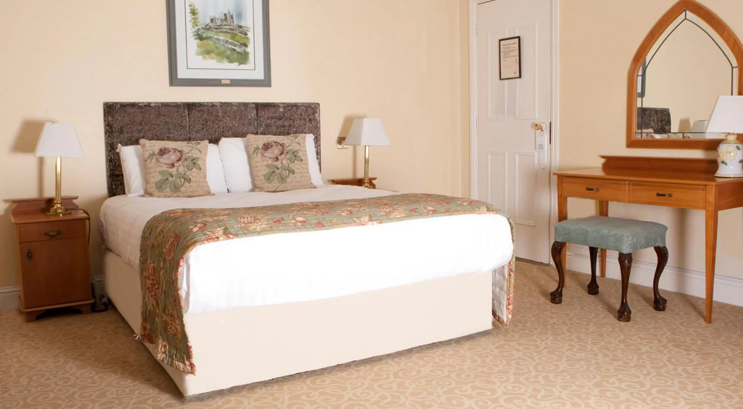 Photo of the whole room, Bed in Castle Oaks House Hotel
