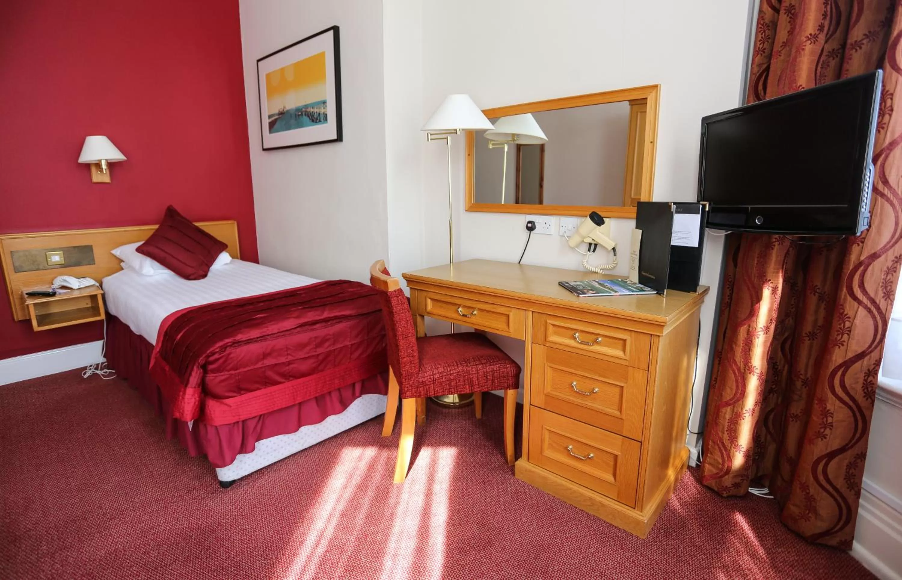 Photo of the whole room, Bed in Royal Exeter Hotel