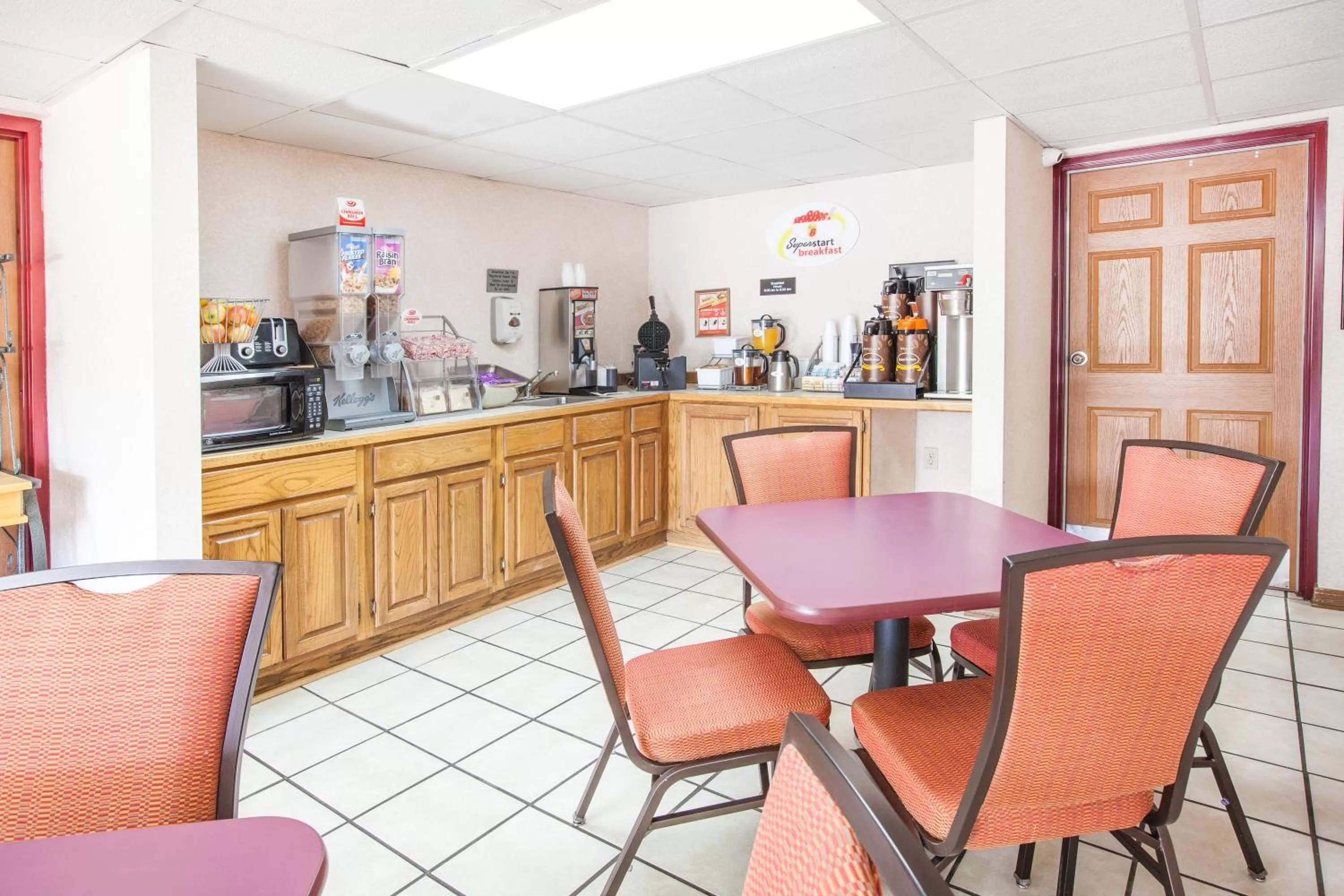 Restaurant/places to eat in Super 8 by Wyndham Clinton