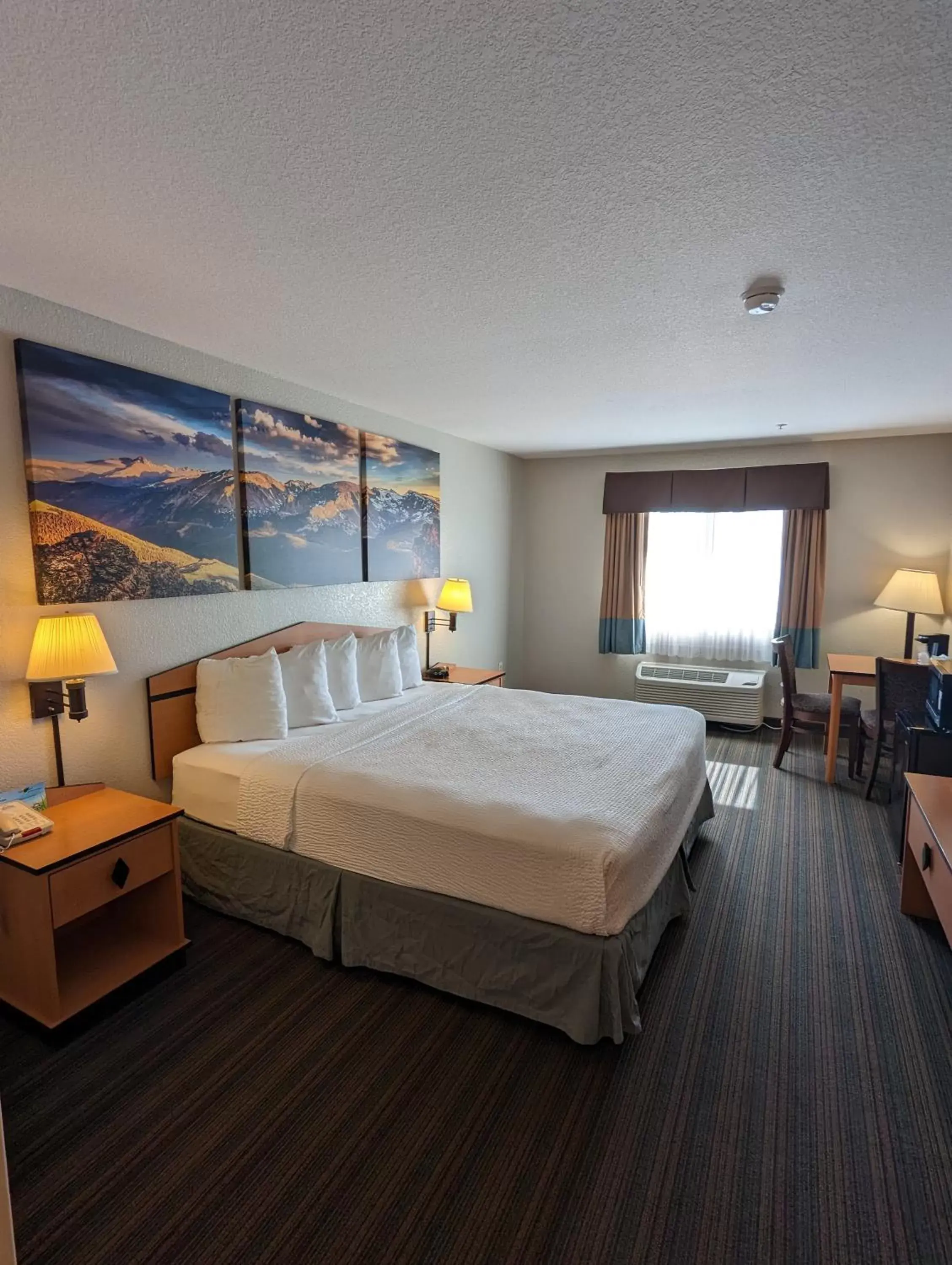 Bedroom, Bed in Days Inn & Suites by Wyndham Castle Rock