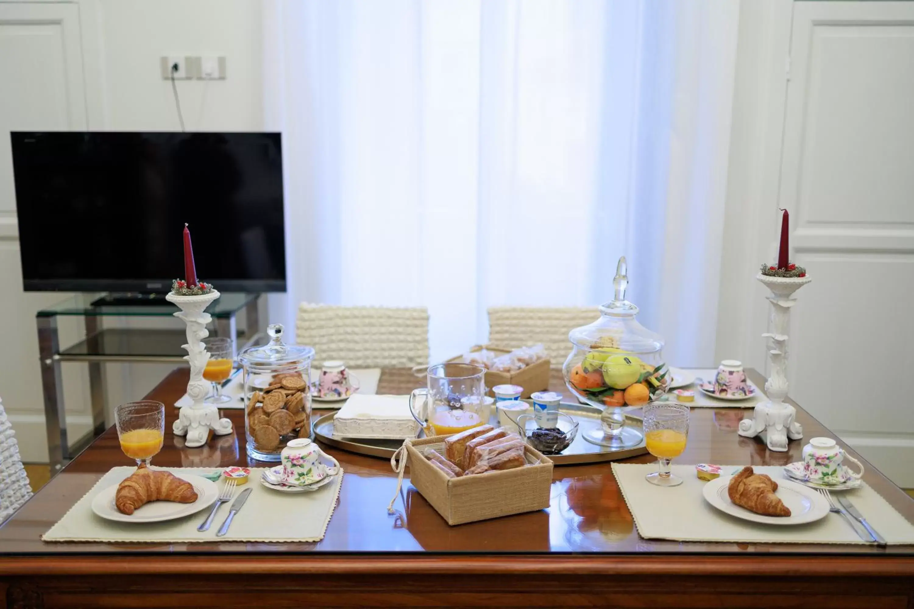 Communal lounge/ TV room, Breakfast in B&B CORSO VITTORIO