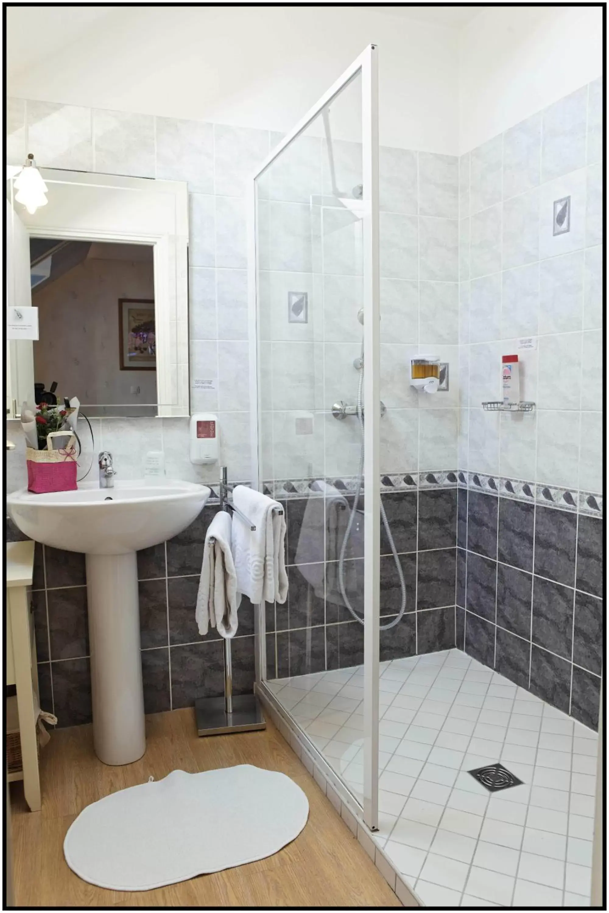 Bathroom in Hôtel Le Bayeux