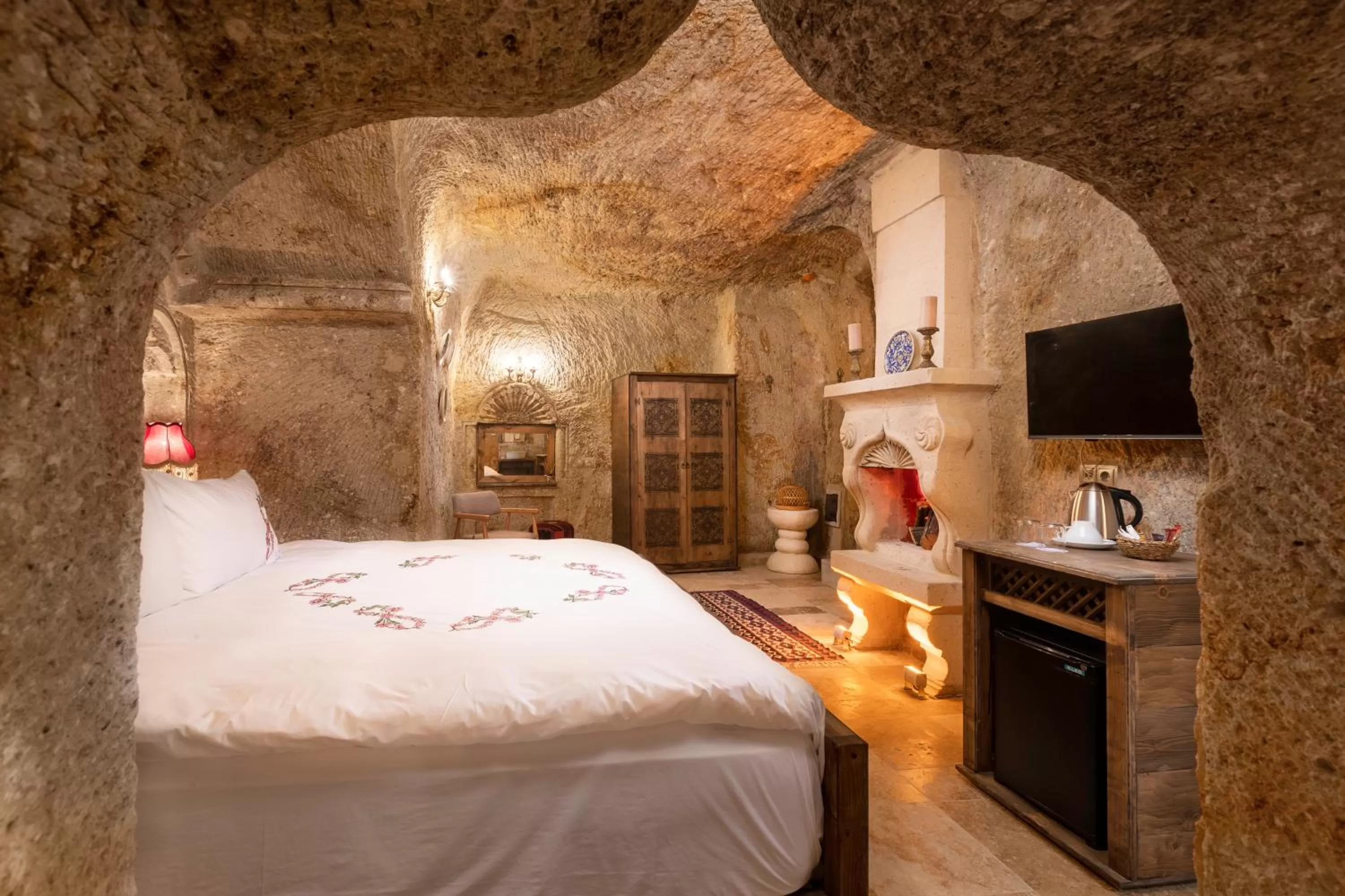 flat iron, Bed in Kayata Cave Suites Special Class