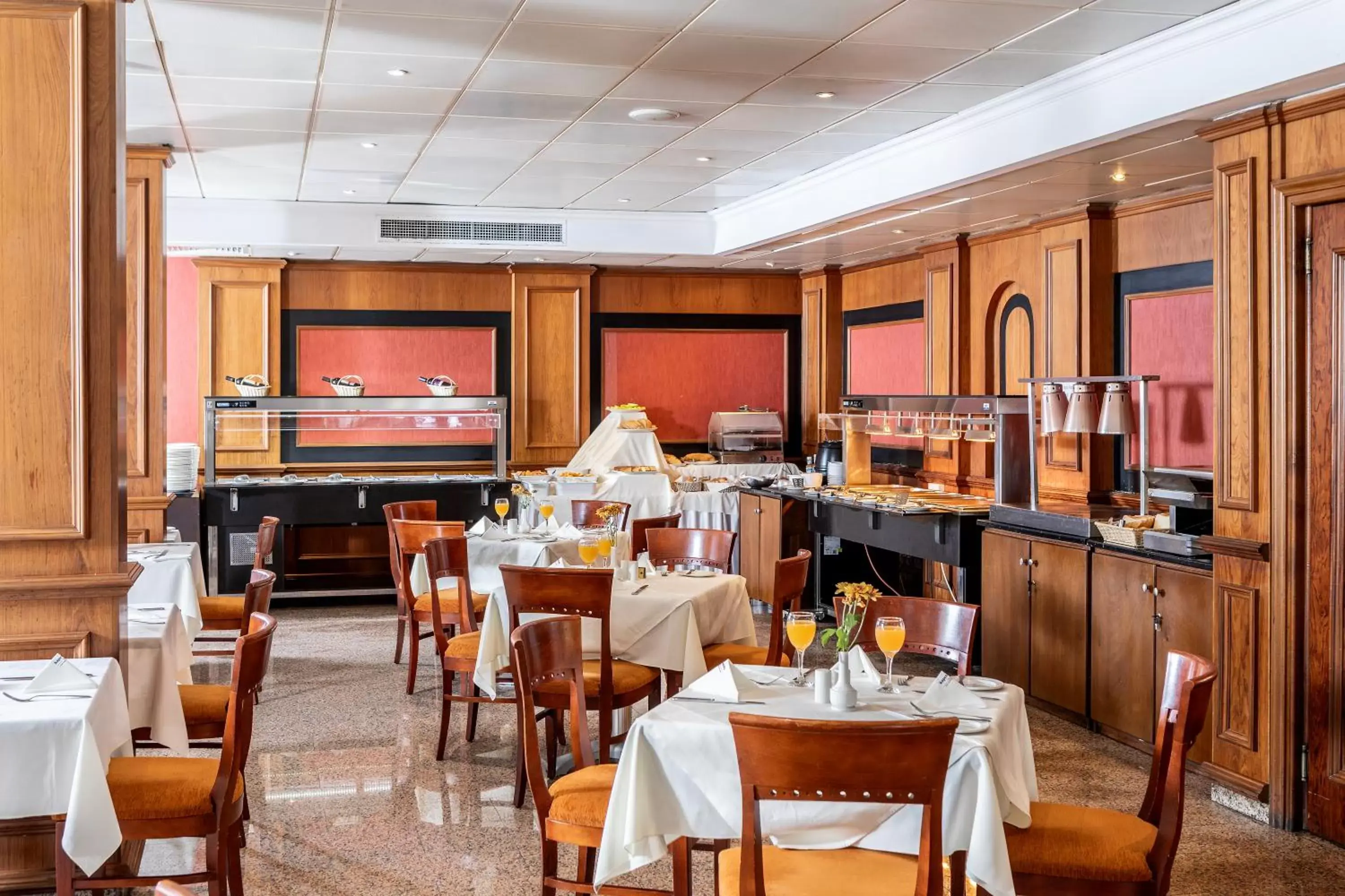 Restaurant/Places to Eat in Kapetanios Limassol Hotel