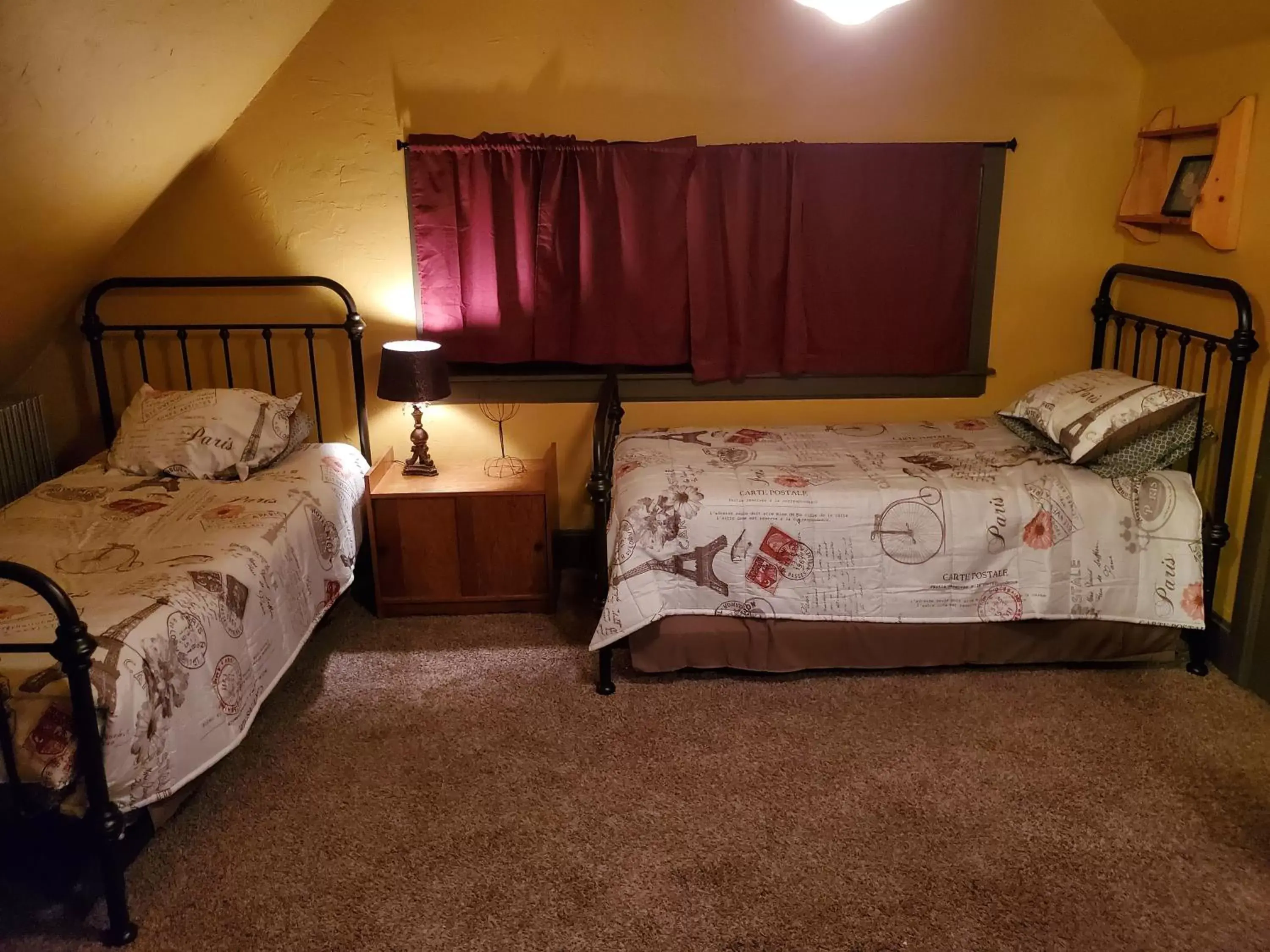 Twin Room with Shared Bathroom in Historic Victorian Inn Twin Room with Shared Bathroom in Historic Victorian Inn