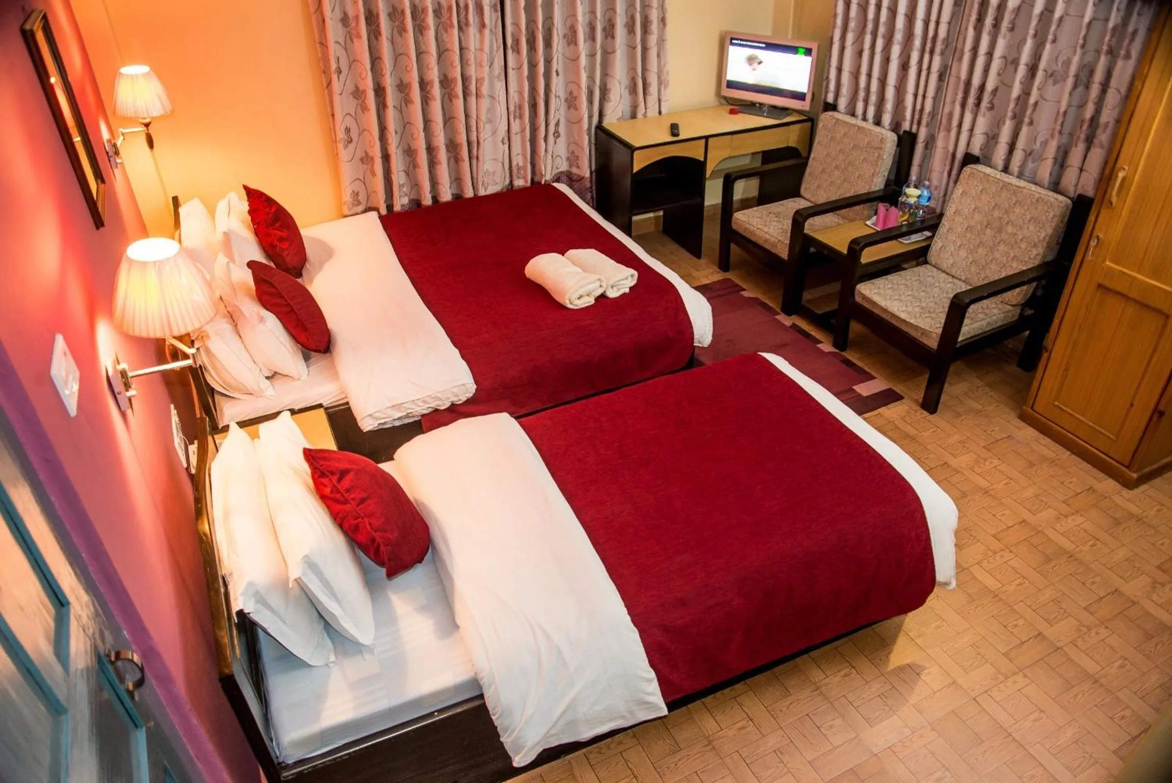 Bedroom, Bed in Hotel Silver Oaks Inn