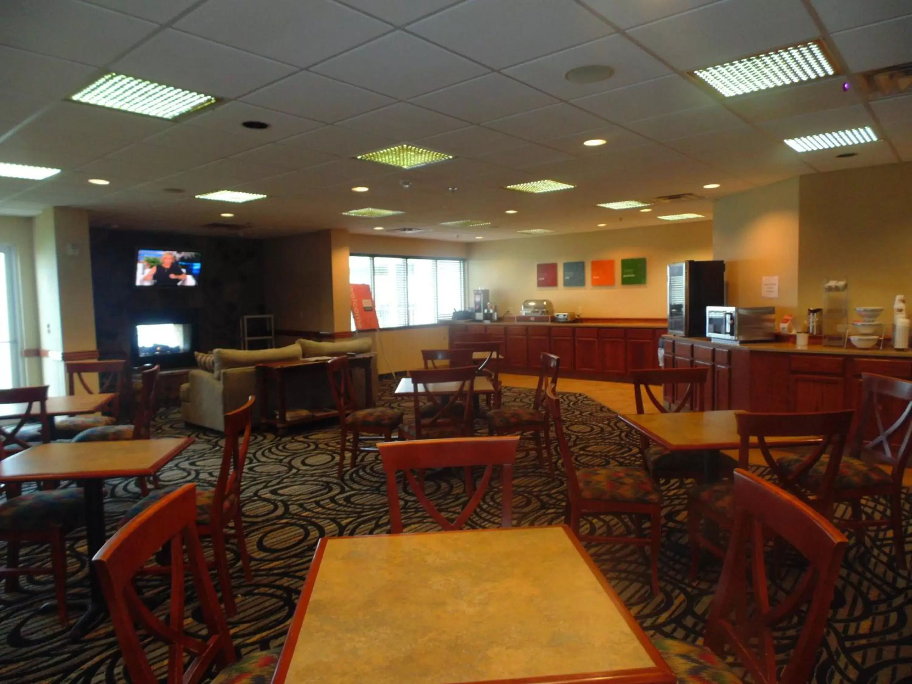 Photo of the whole room, Restaurant/Places to Eat in Lakeside Resort & Conference Center