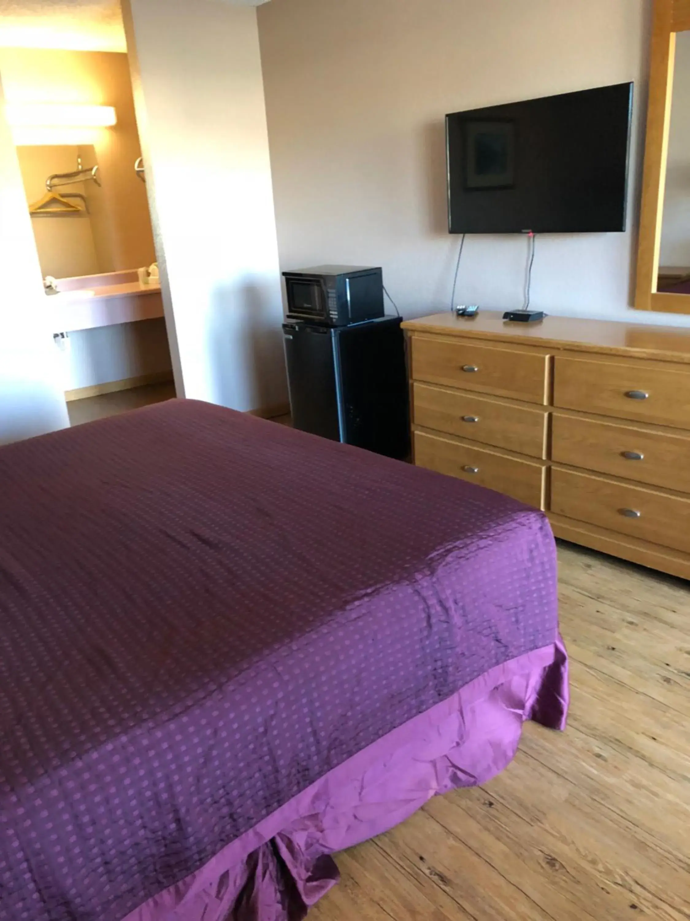 Bedroom, Bed in Sumner Motor Inn