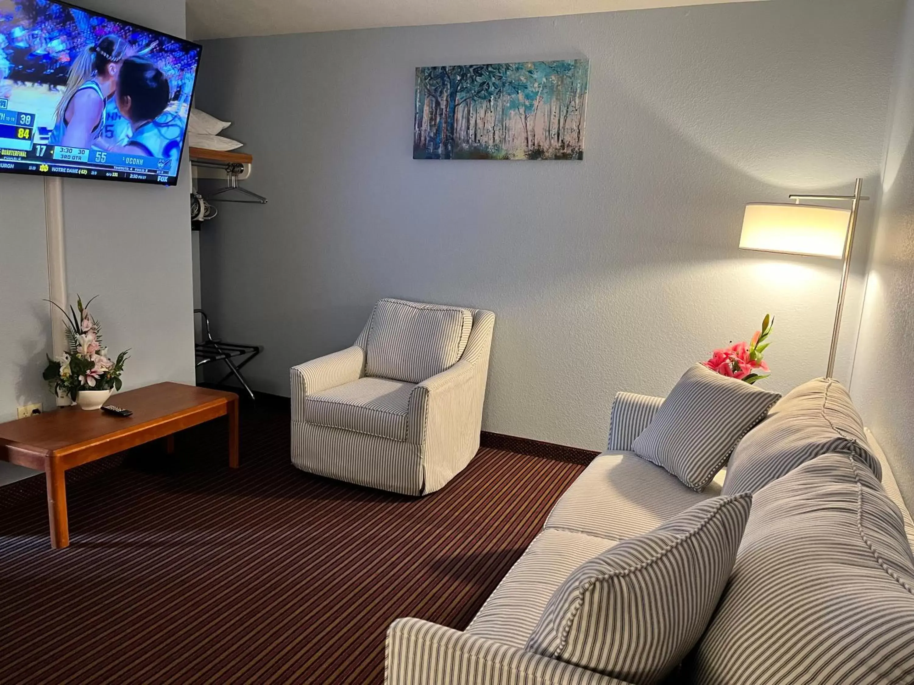 Living room, Seating Area in Garnett Hotel & RV Park