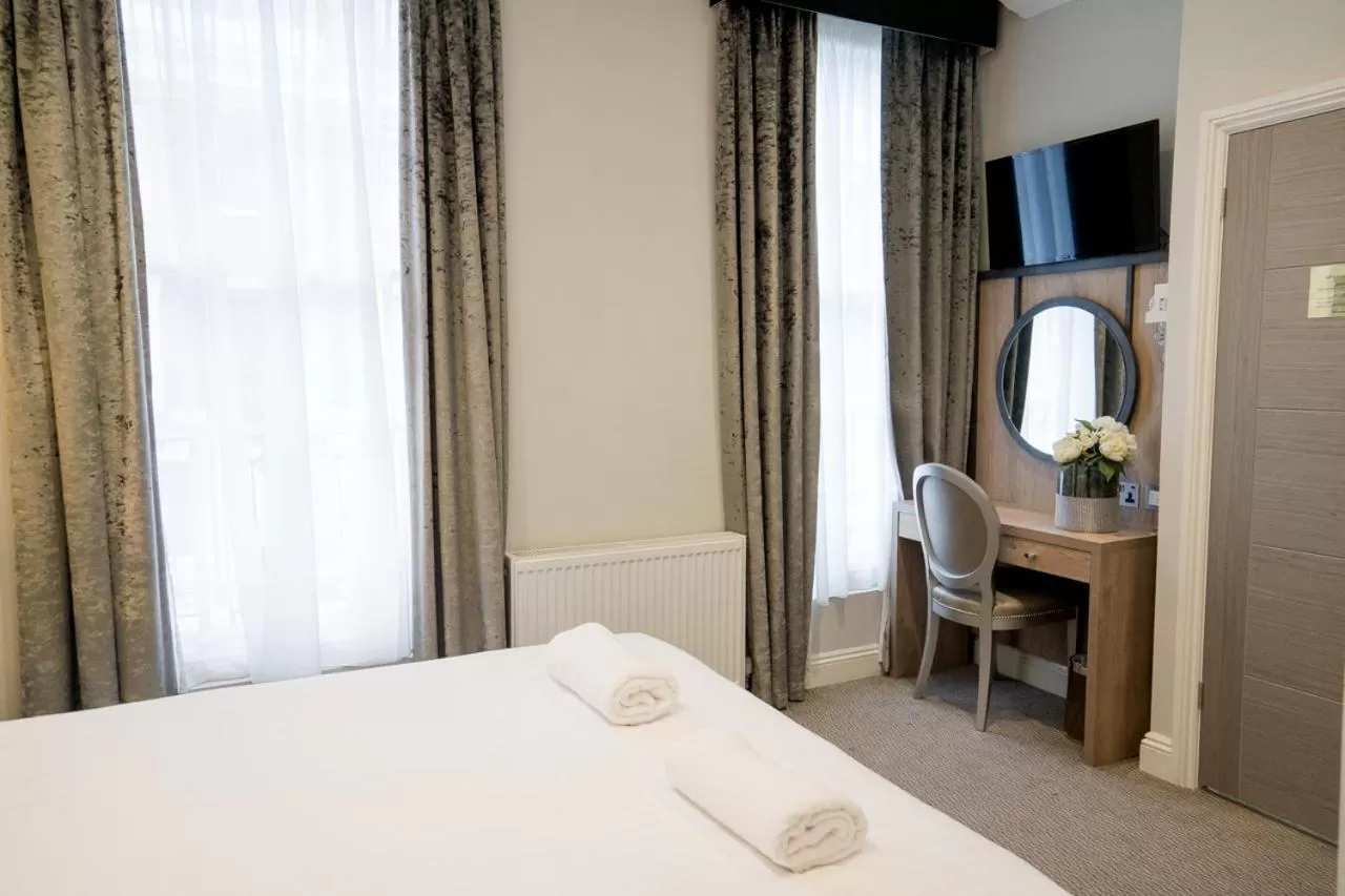 Bedroom, Bed in Best Western Buckingham Palace Rd