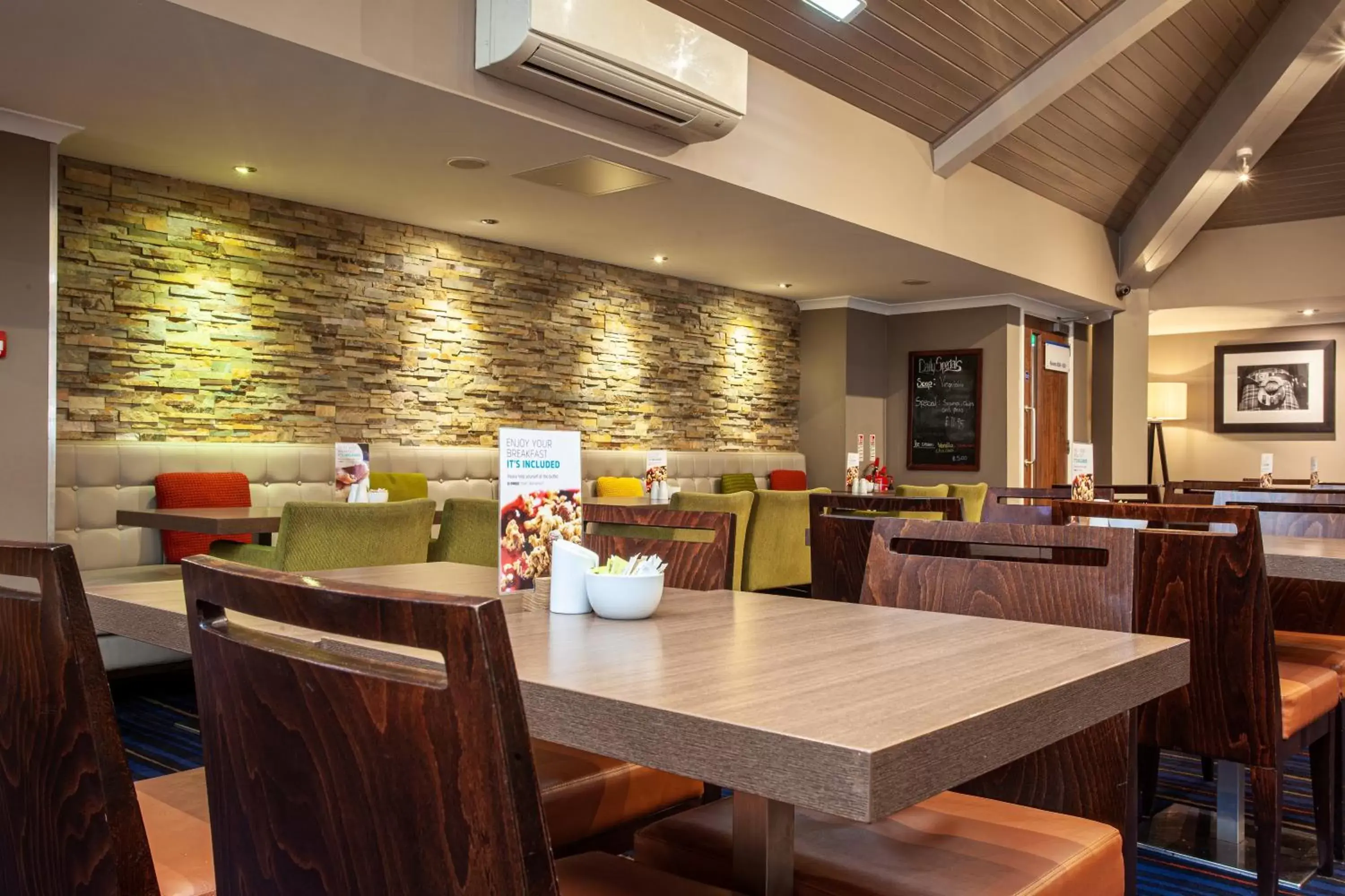Restaurant/Places to Eat in Holiday Inn Express Edinburgh Airport, an IHG Hotel