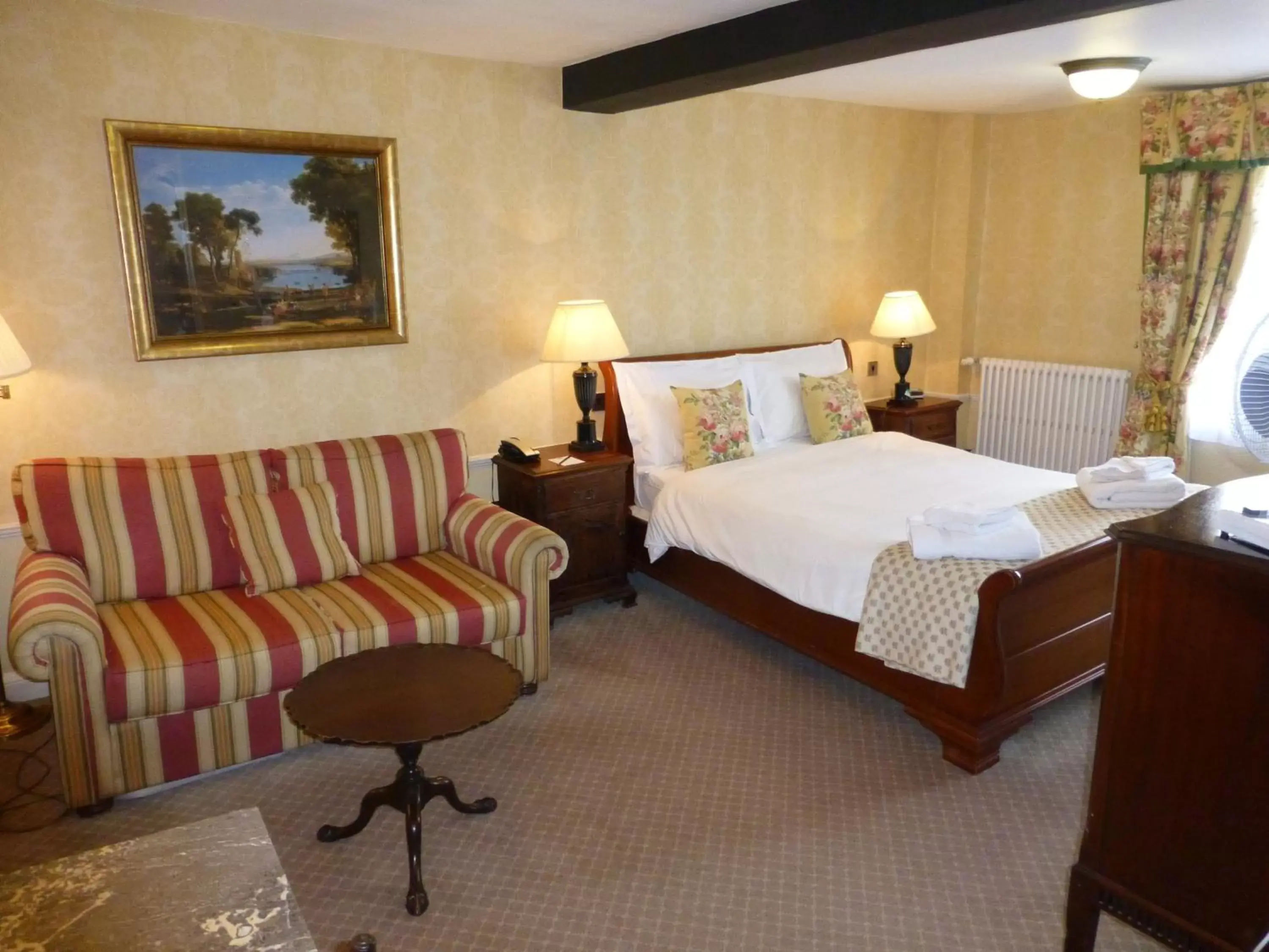 Photo of the whole room, Bed in The Bear Hotel