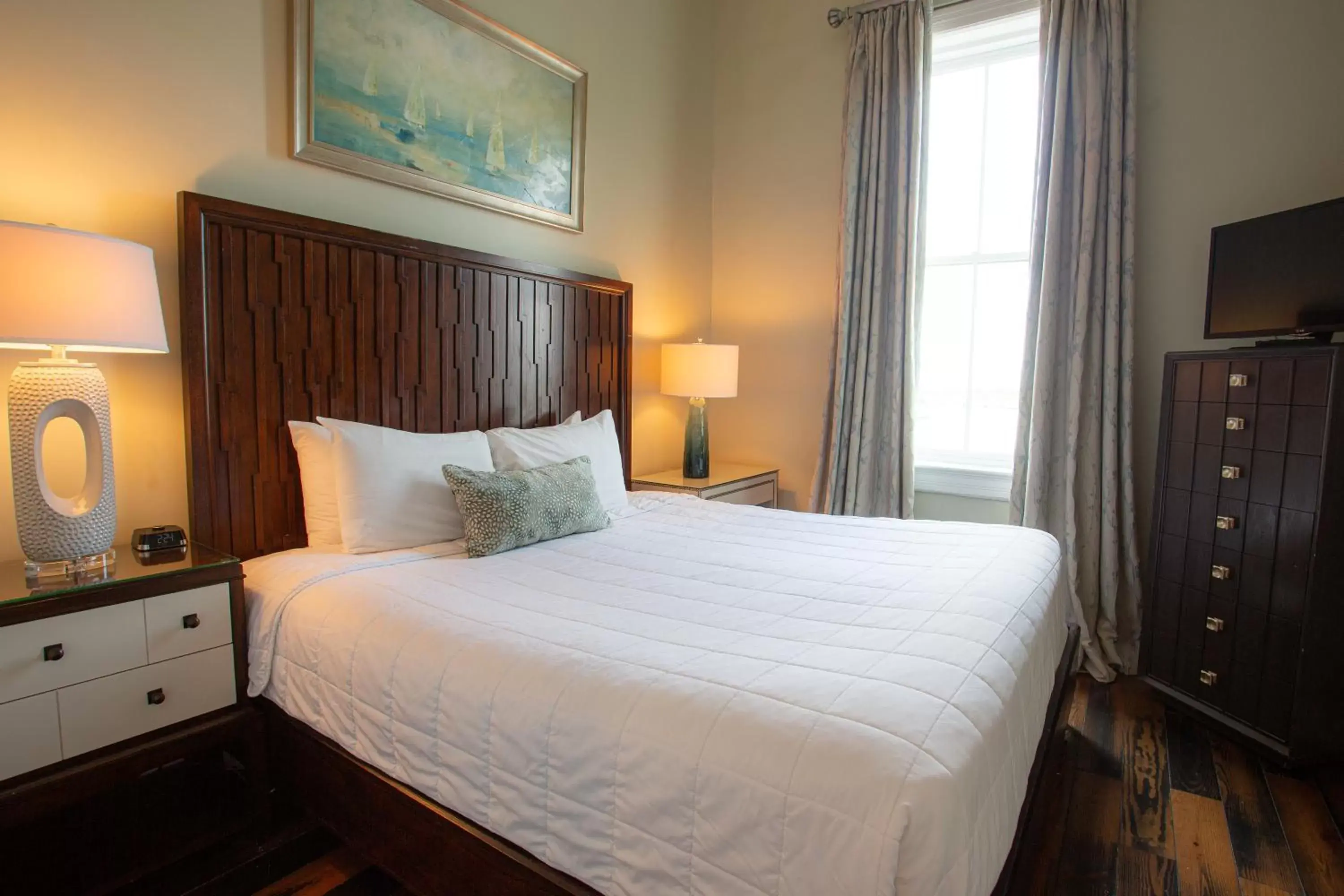 Bed in Olde Harbour Inn, Historic Inns of Savannah Collection