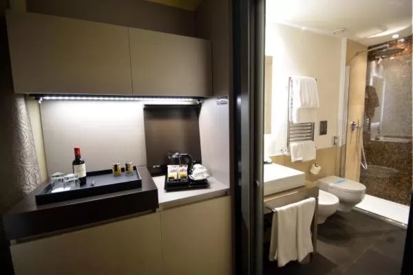 Shower in Trevi Palace Hotel