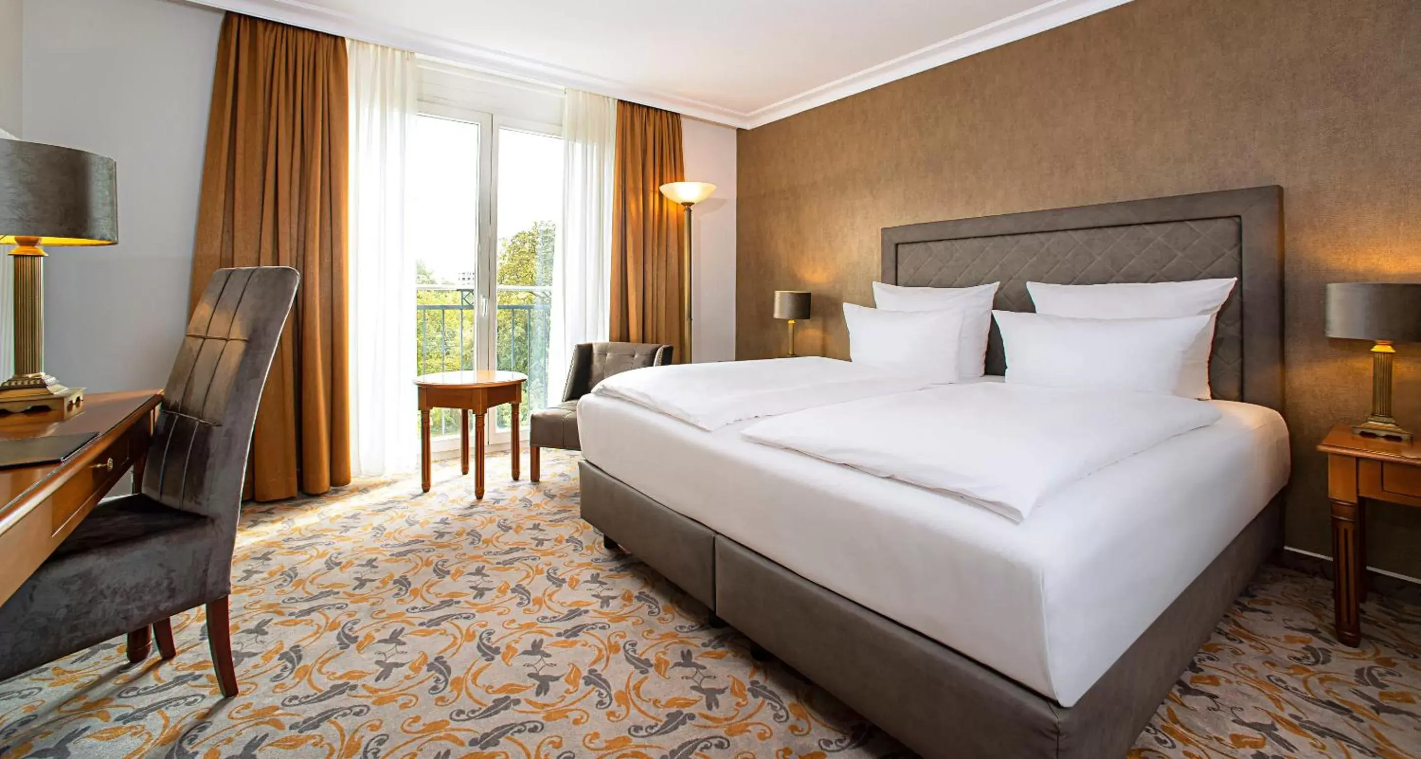Bed in Victor's Residenz-Hotel Berlin