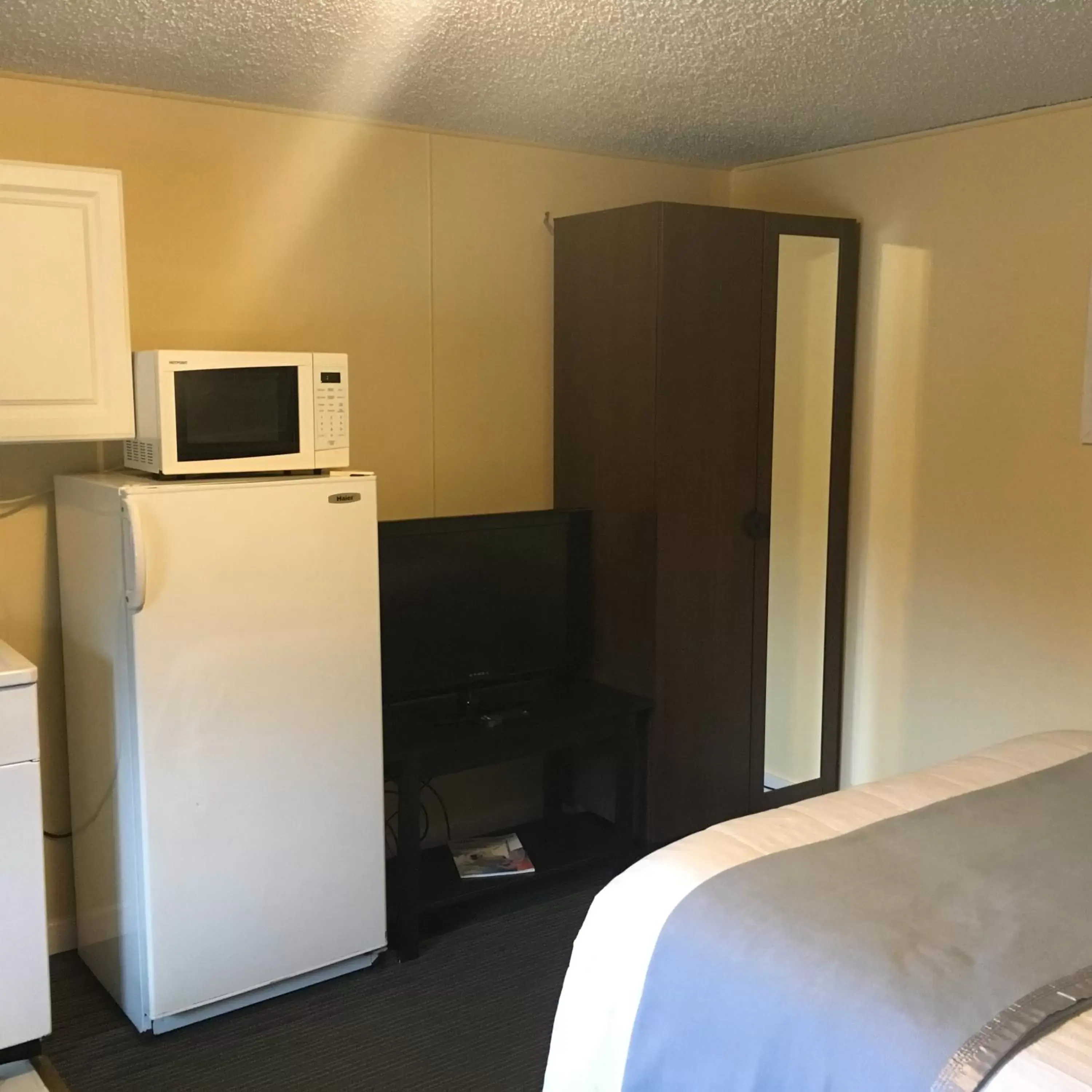 TV and multimedia, TV/Entertainment Center in Clarence Inn Extended Stay