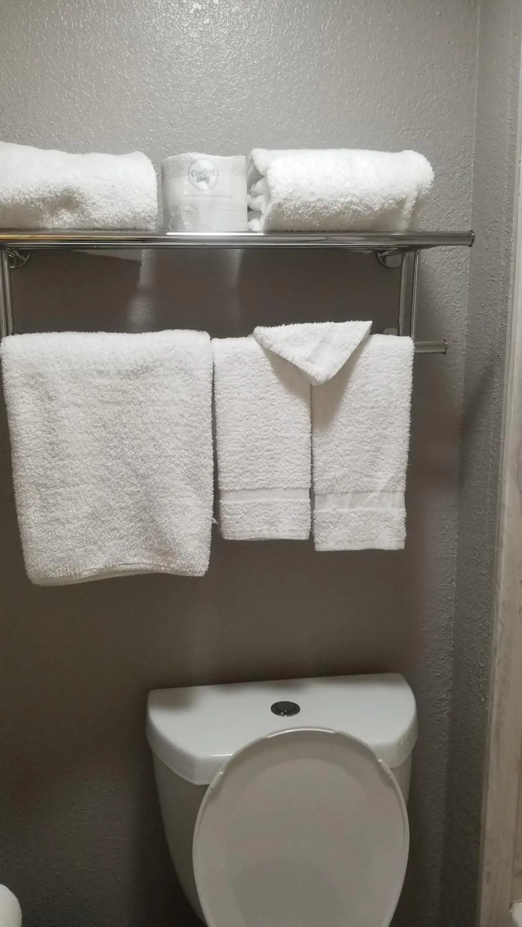 towels, Bathroom in Studio 6 Sacramento, CA Natomas