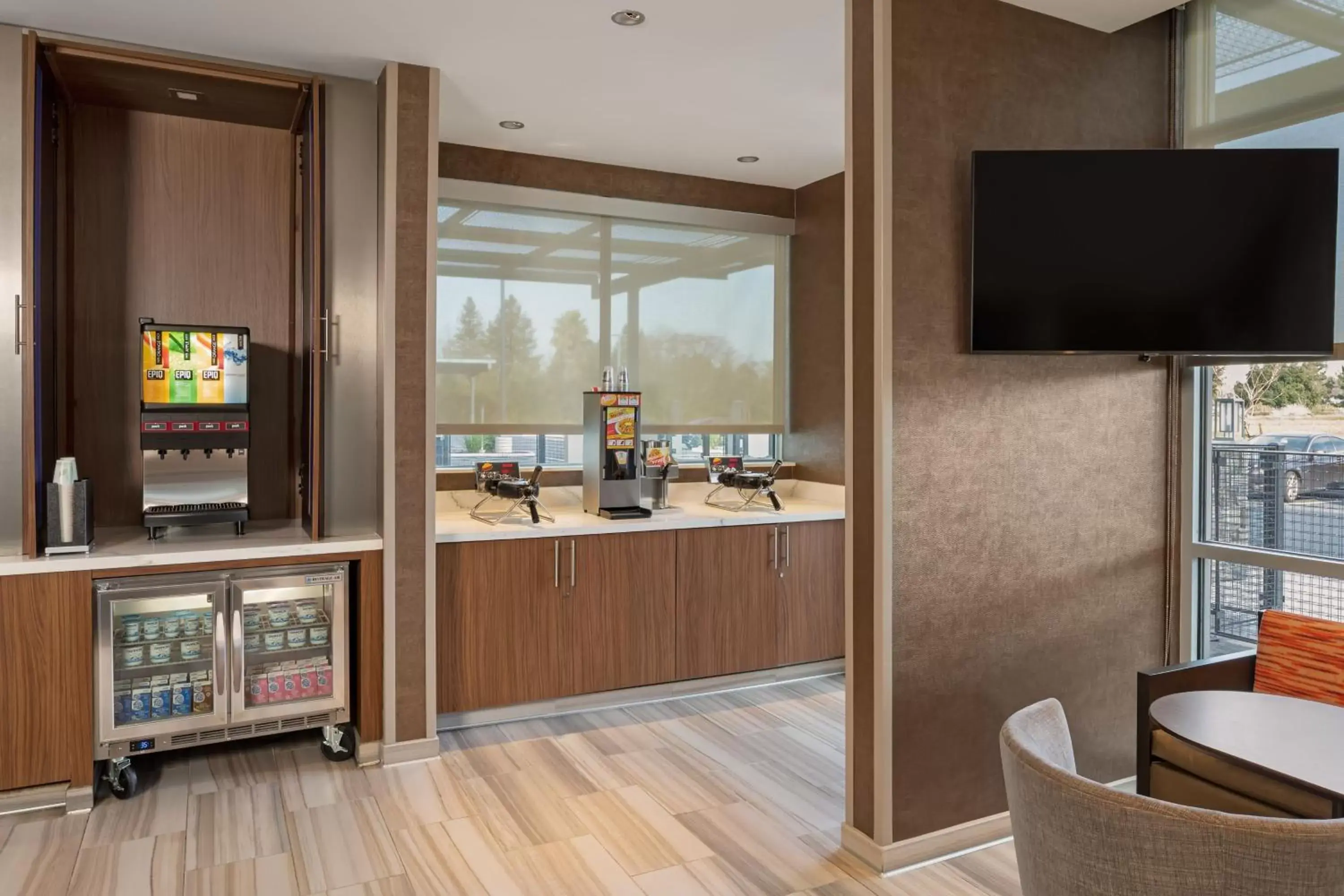 Restaurant/places to eat, TV/Entertainment Center in SpringHill Suites by Marriott West Sacramento