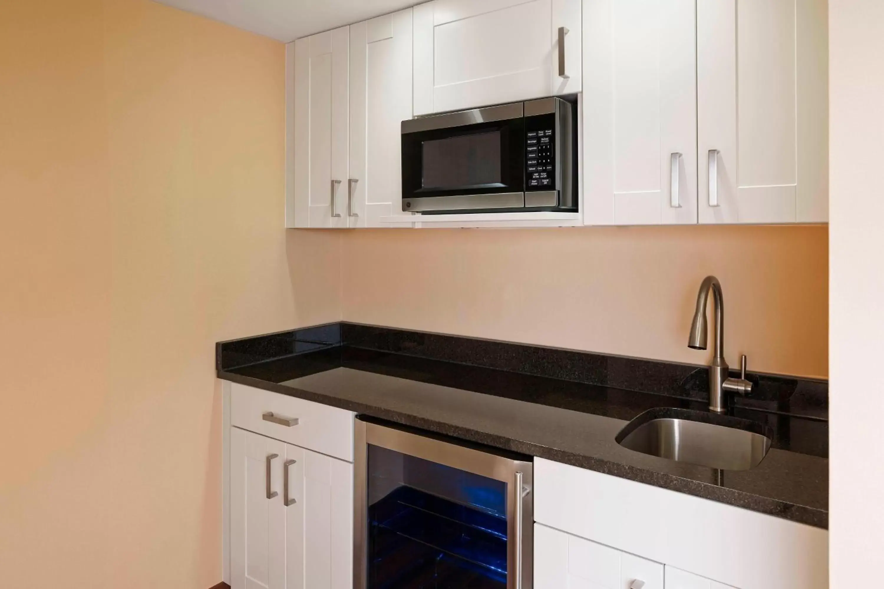 Kitchen or kitchenette, Kitchen/Kitchenette in Four Points by Sheraton Mall of America Minneapolis Airport