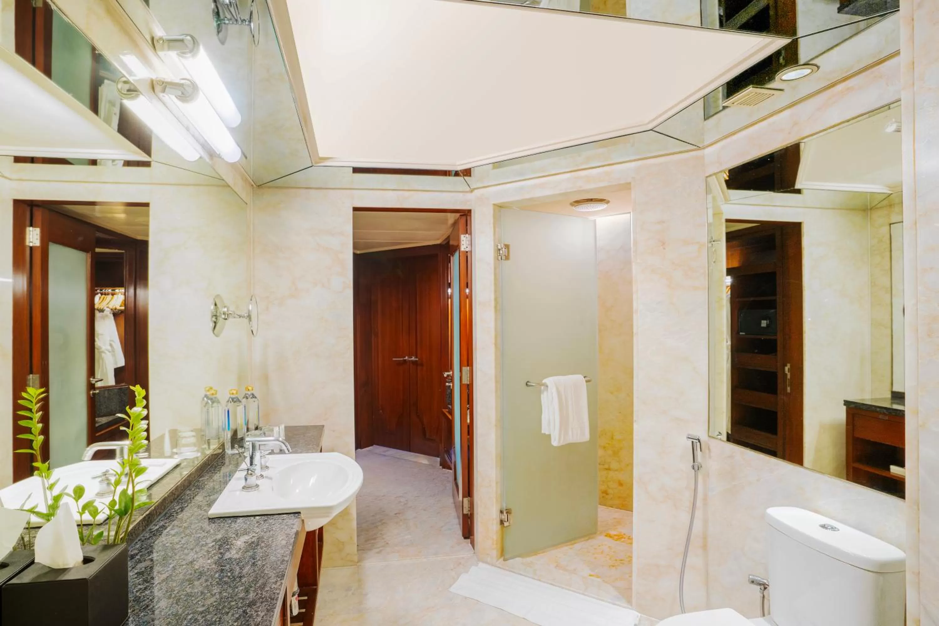 Shower in Hyderabad Marriott Hotel & Convention Centre