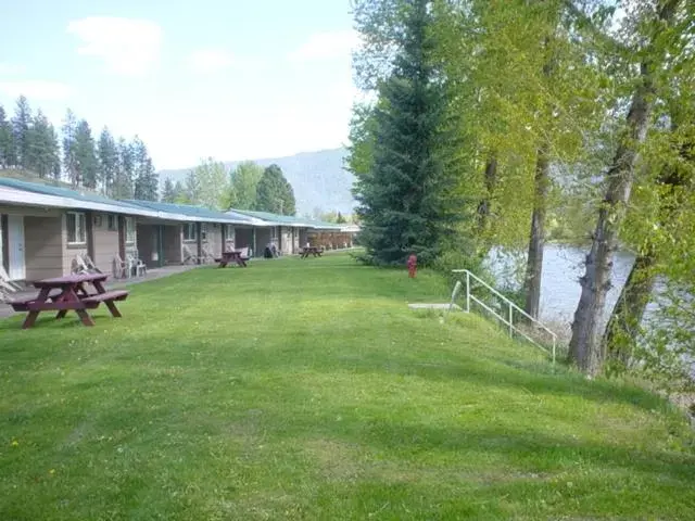 Property building, Garden in Johnny's Motel