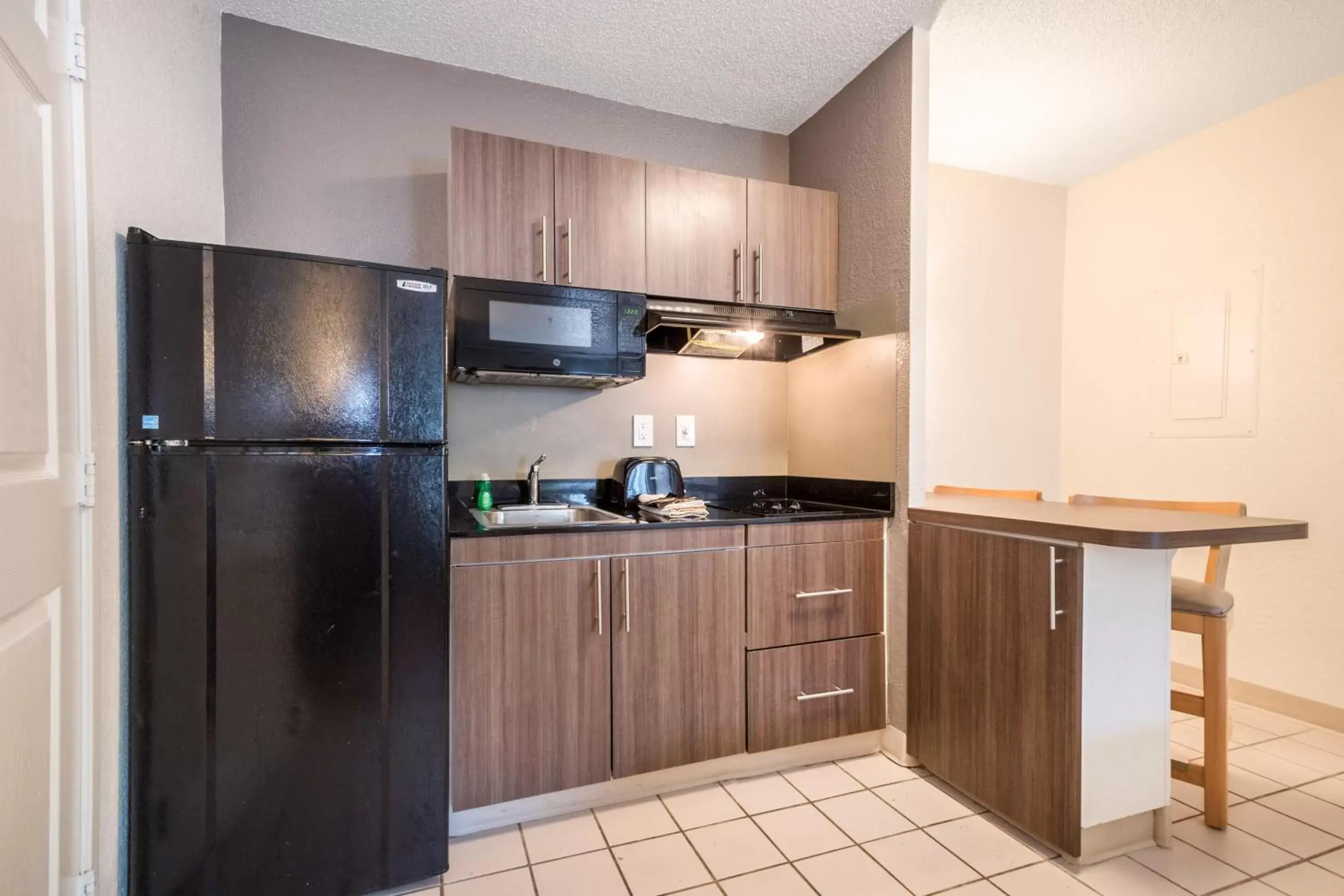 Kitchen or kitchenette, Kitchen/Kitchenette in Studio 6-Duluth, GA - Atlanta - Gwinnett Place