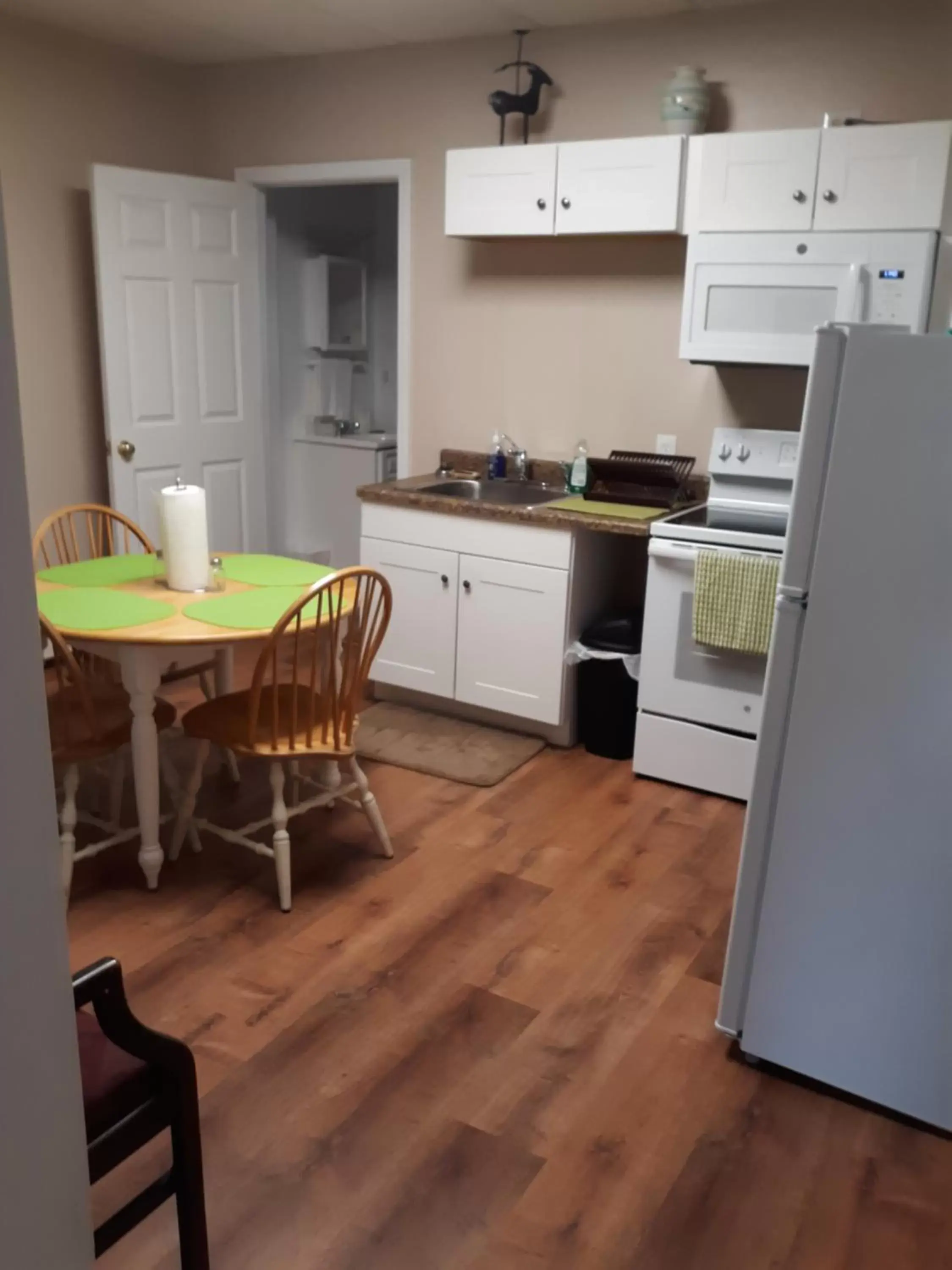 Kitchen/Kitchenette in Northern Peaks Motor Inn