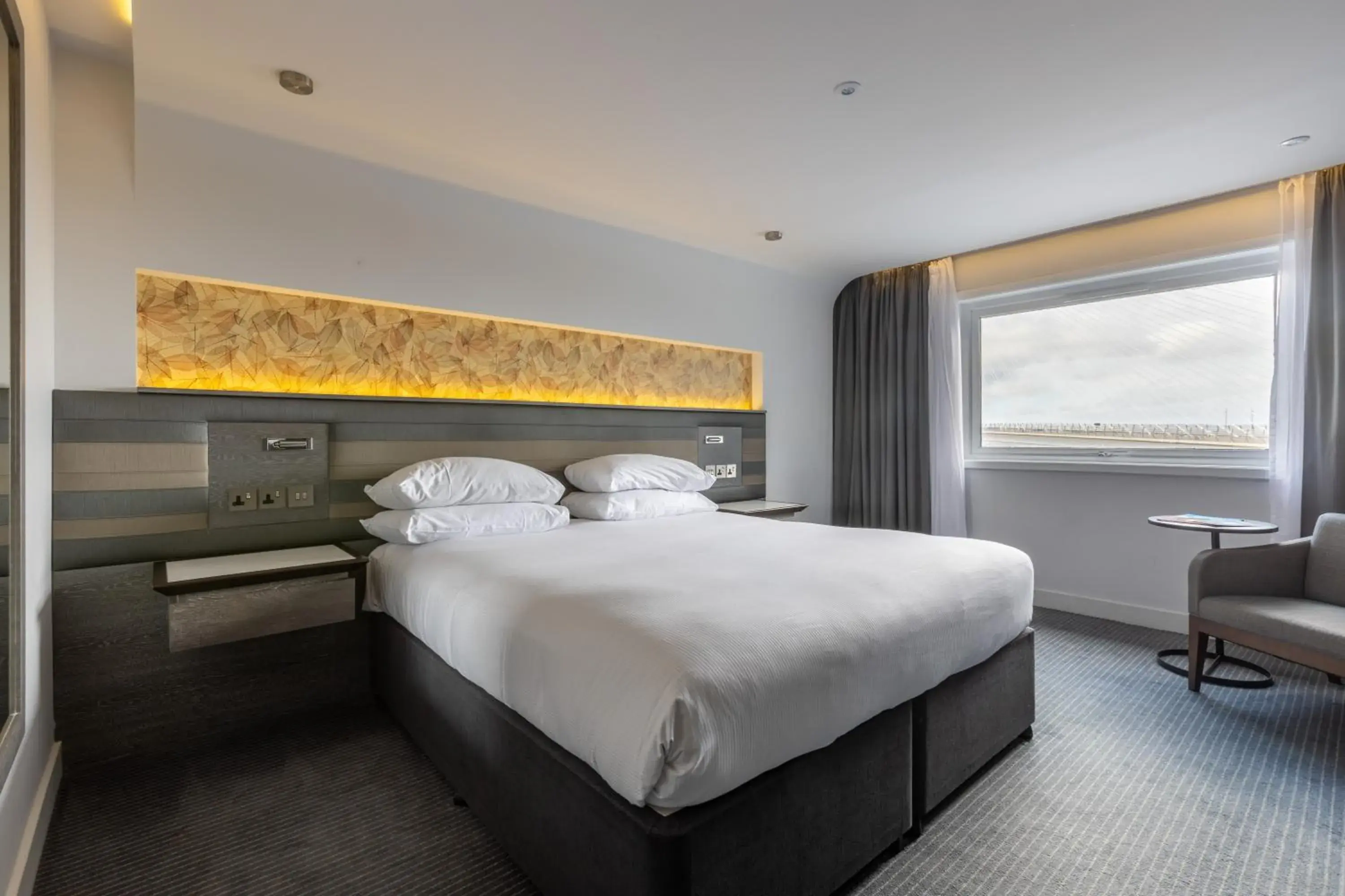 View (from property/room), Bed in DoubleTree by Hilton Edinburgh - Queensferry Crossing